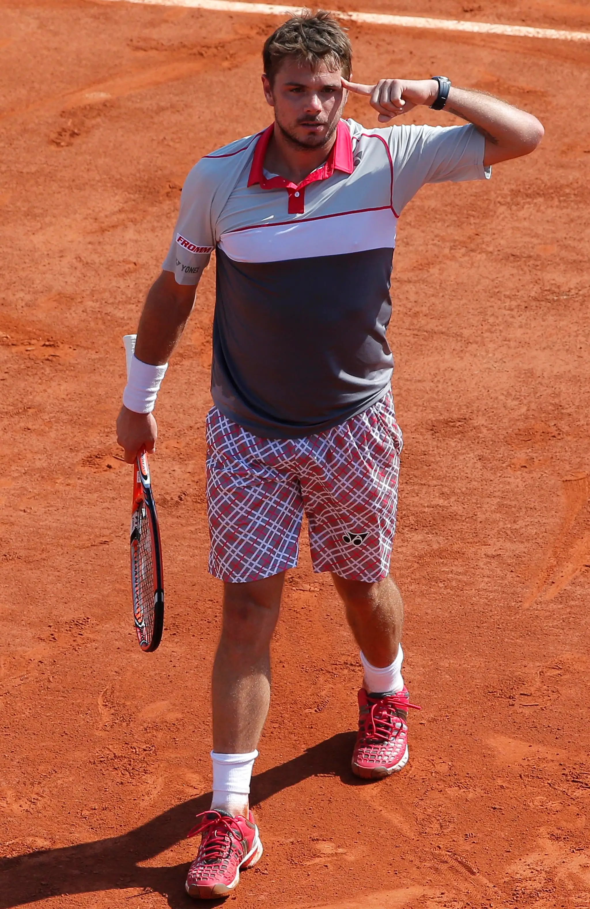 Švajčiar Stan Wawrinka zaujal aj svojimi červeno-bielymi kockovanými šortkami.