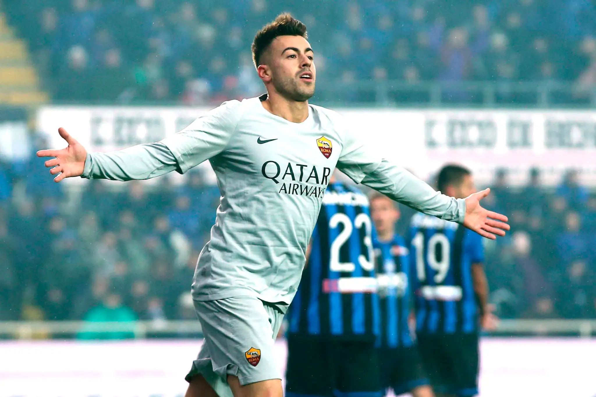 Stephan El Shaarawy z AS Rím oslavuje gól na pôde Atalanty.
