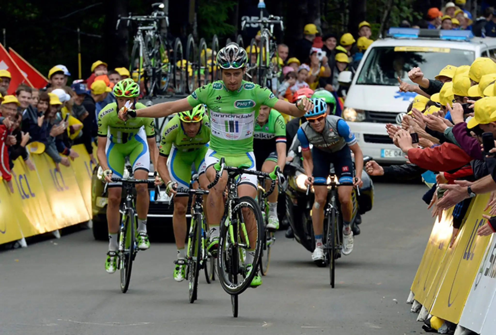 Peter Sagan a jeho typické gesto, ktorým baví divákov na TdF.