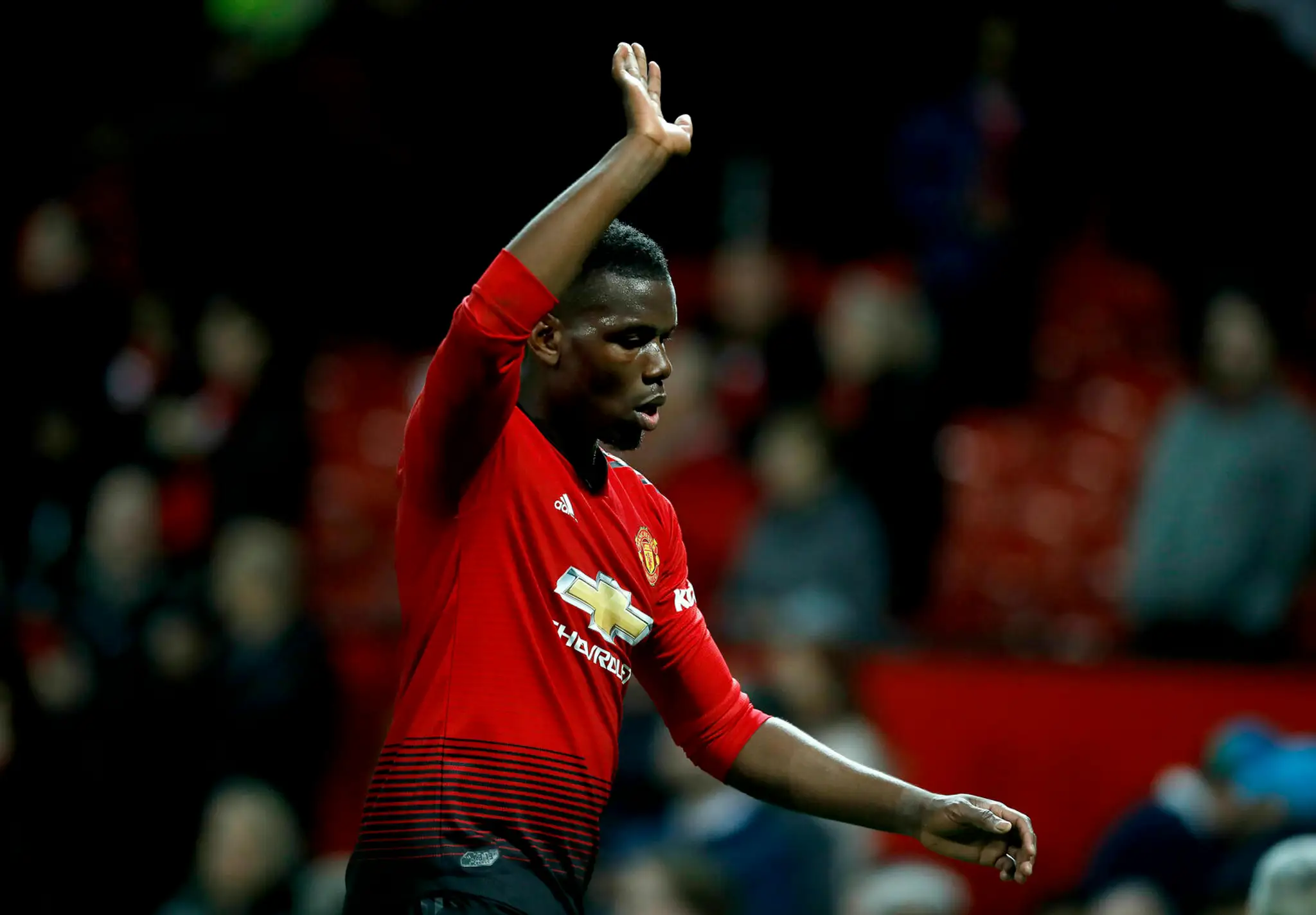 Paul Pogba z Manchesteru United reaguje v dueli proti Manchesteru City.