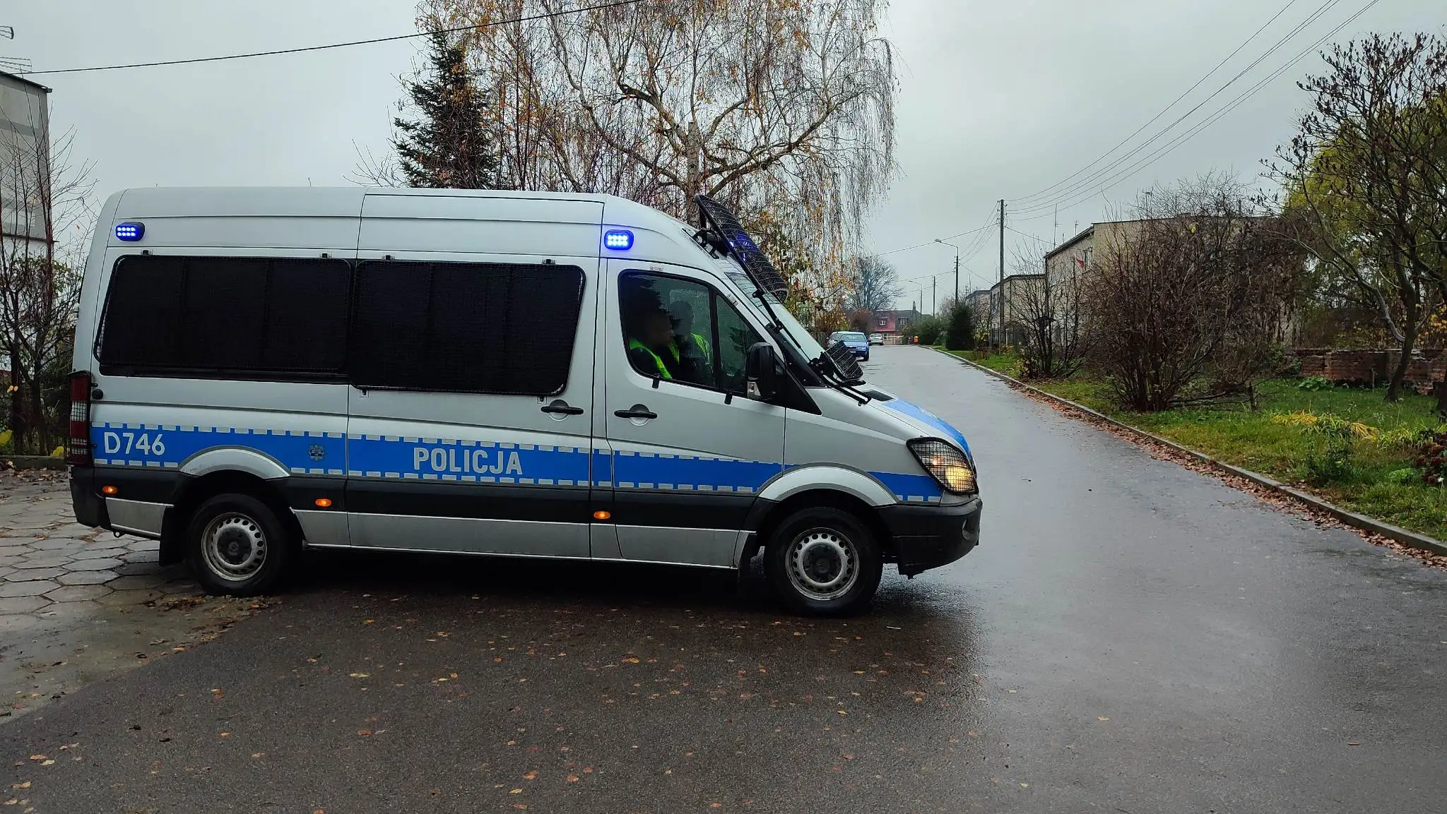 Polícia kontroluje vstup do obce Przewodów.