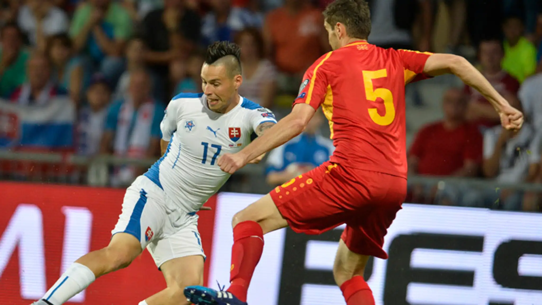 Marek Hamšík a Macedónec Daniel Mojsov.