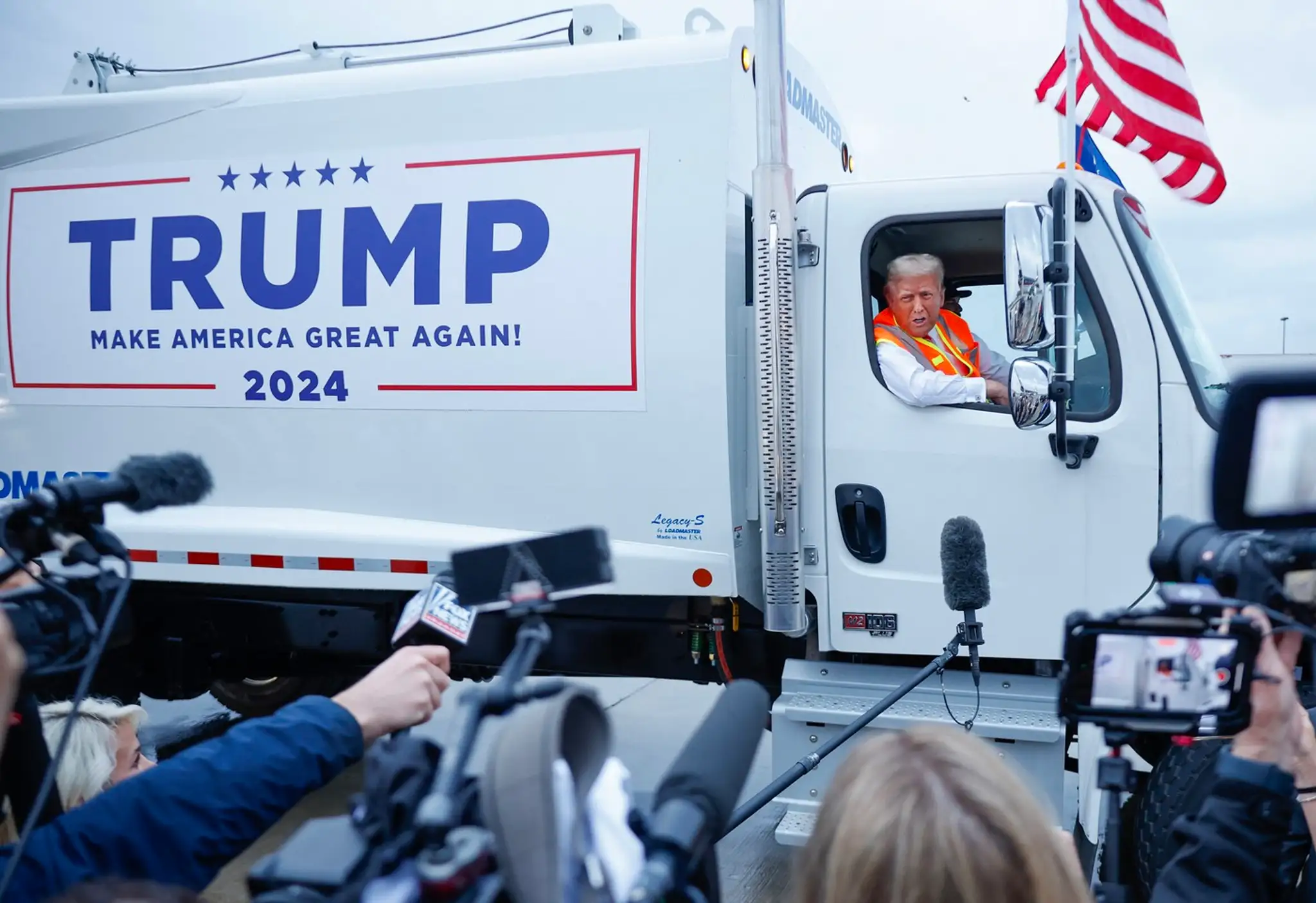 Donald Trump sa zahral na smetiara.