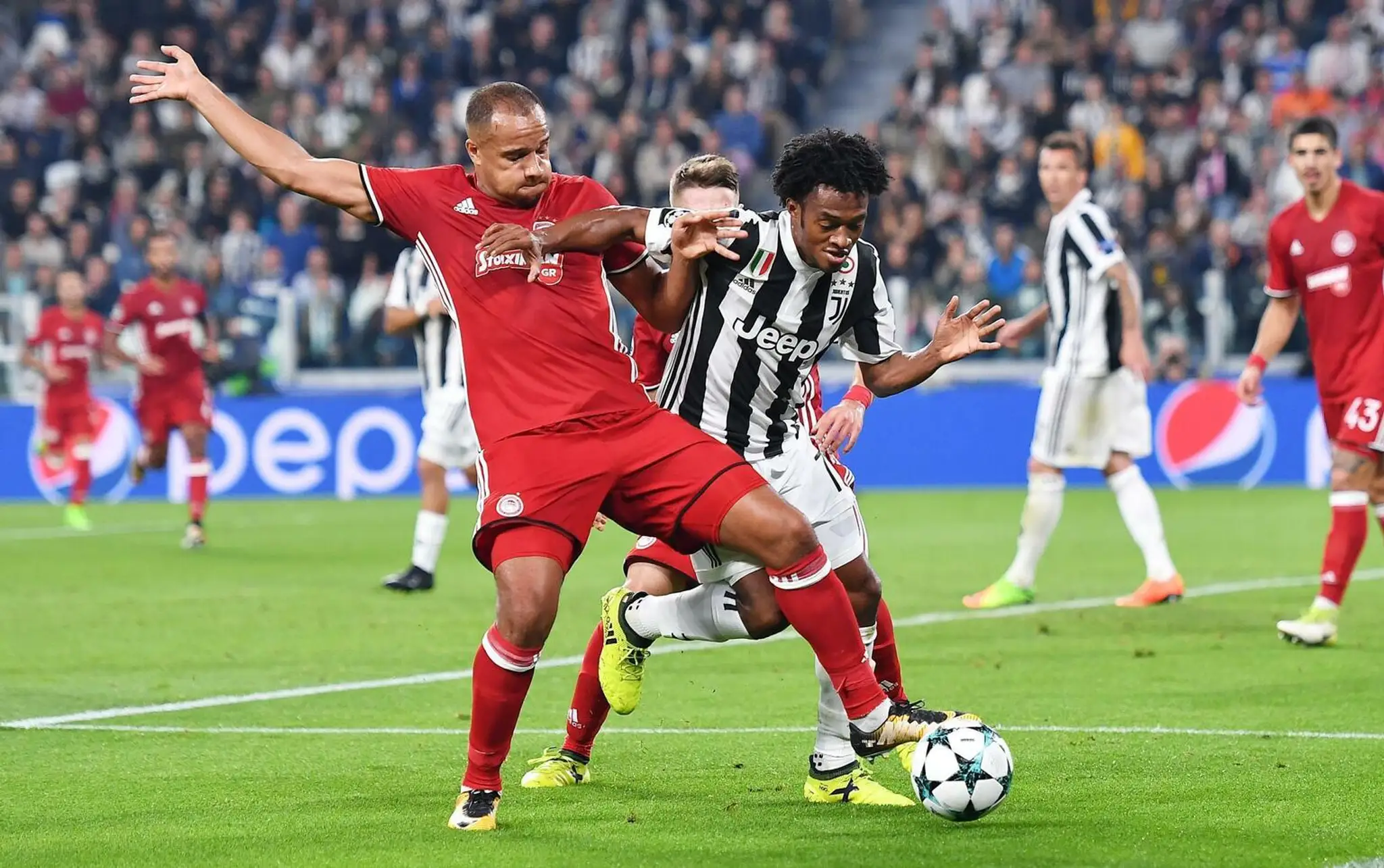 Kapitán a brankár CSKA Moskva Igor Akinfejev počas duelu LM proti ManUtd. 