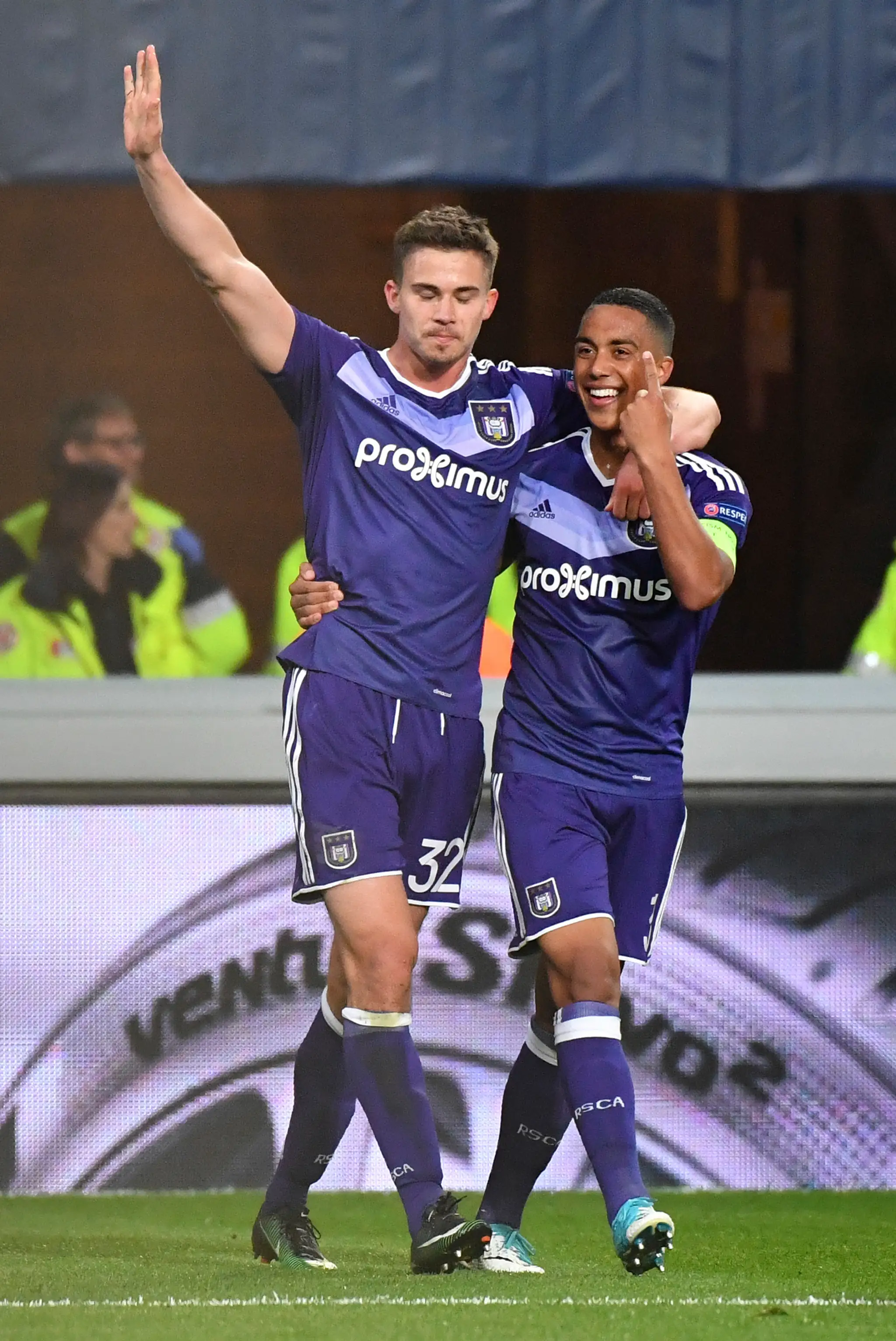 Leander Dendoncker (vľavo) z Anderlechtu oslavuje gól vo štvrťfinále EL proti ManUtd so spoluhráčom Yourim Tielemansom.