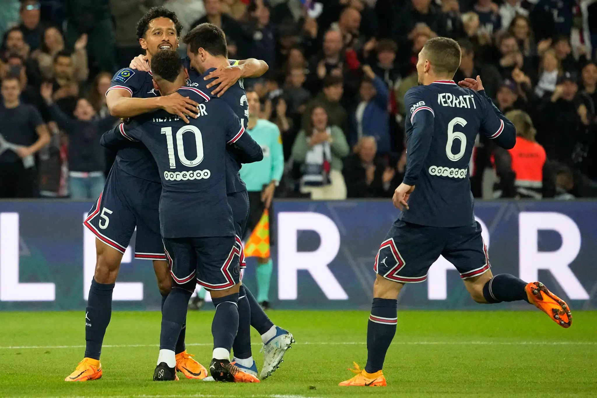 Hráči PSG oslavujú gól Lionela Messiho.