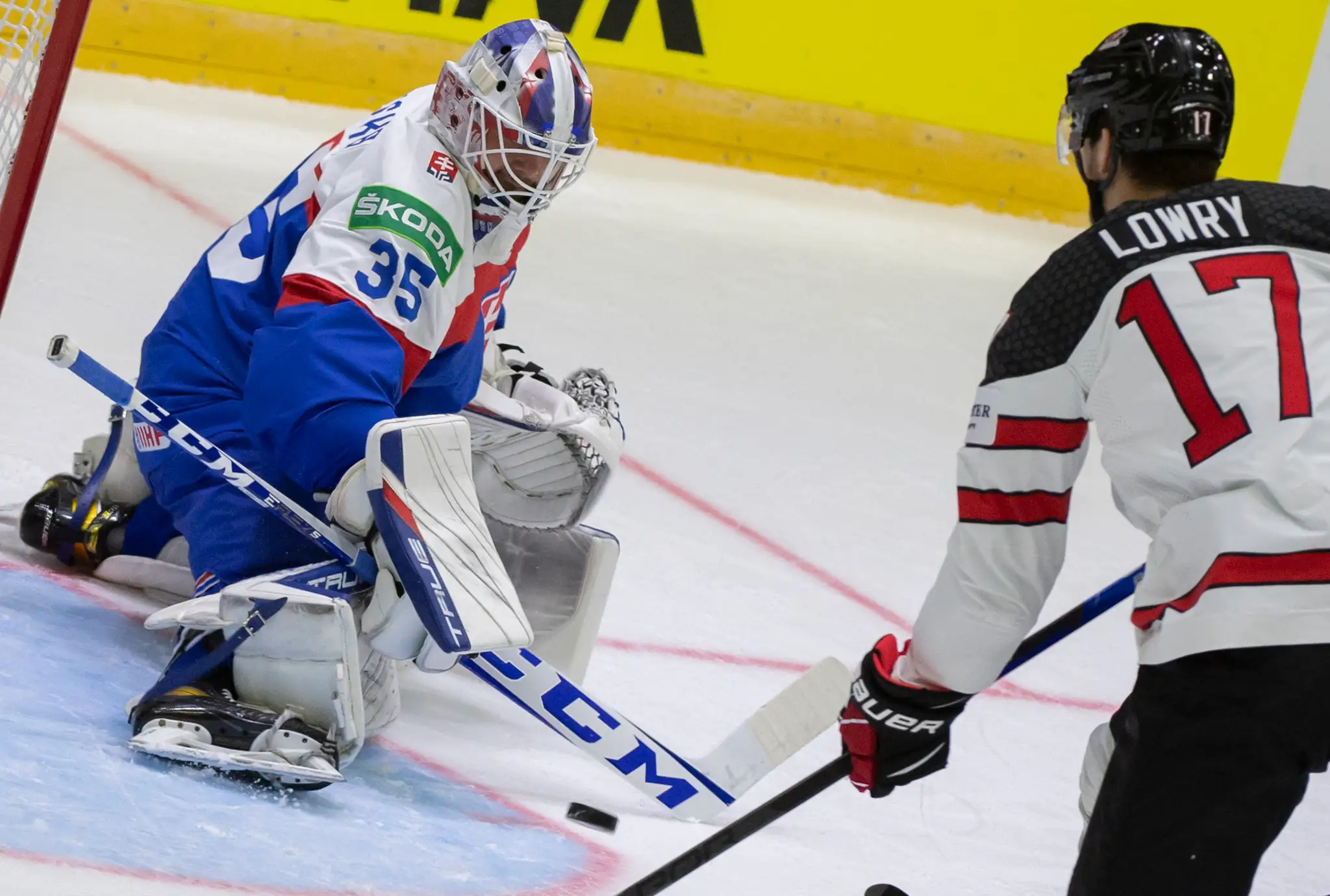 Zľava brankár Adam Húska (Slovensko) a Adam Lowry (Kanada) v zápase na MS 2022.