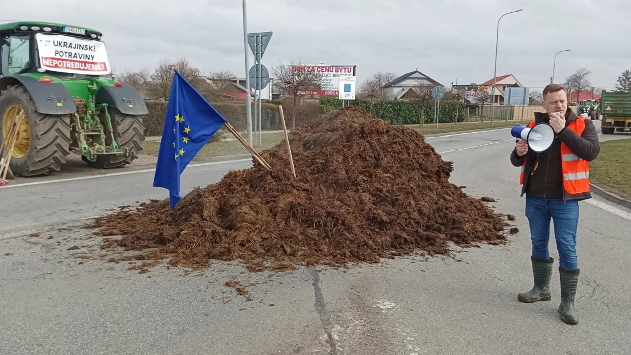 Hnoj na ceste.