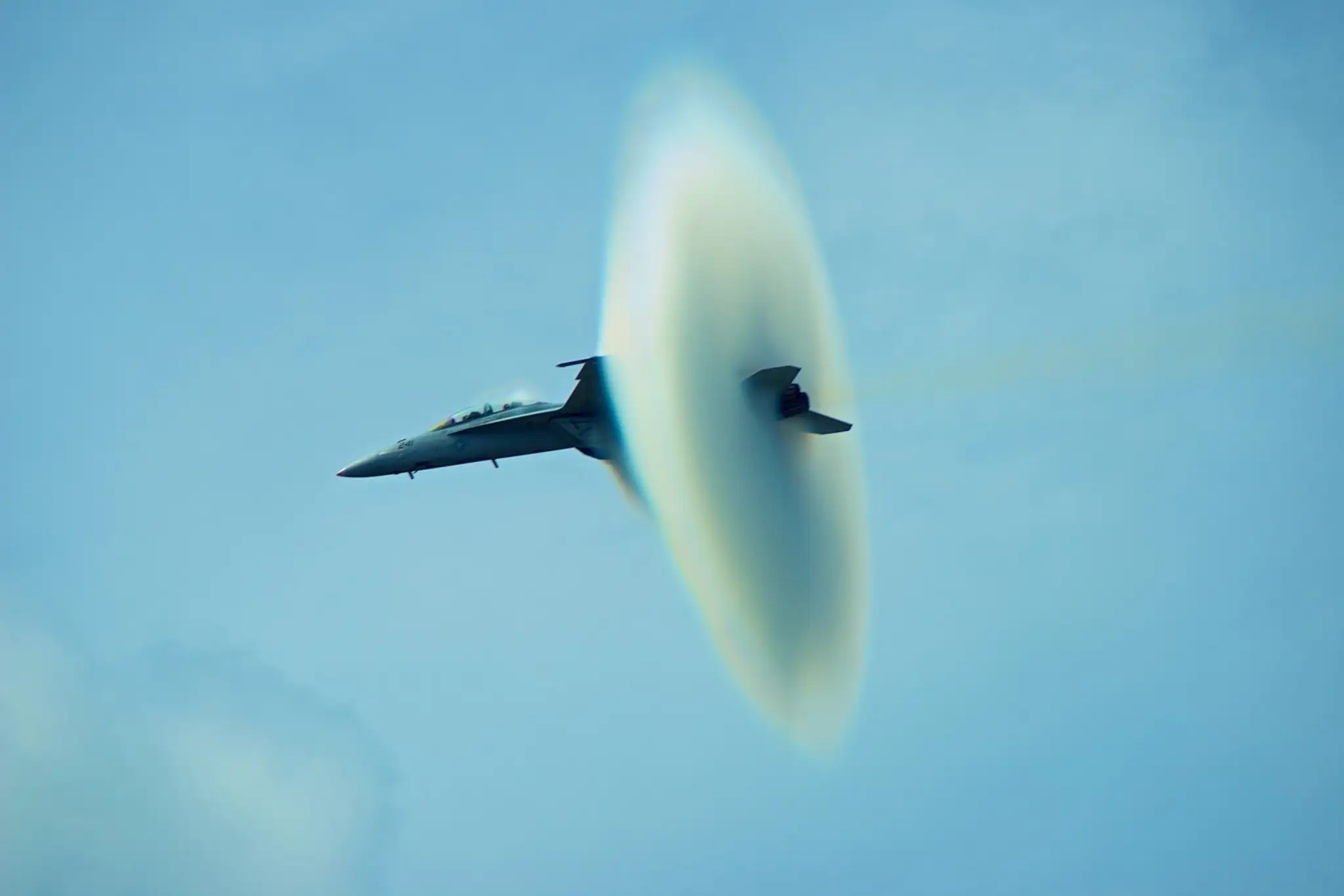 F-18 Super Hornet 2 práve pokoril rýchlosť zvuku