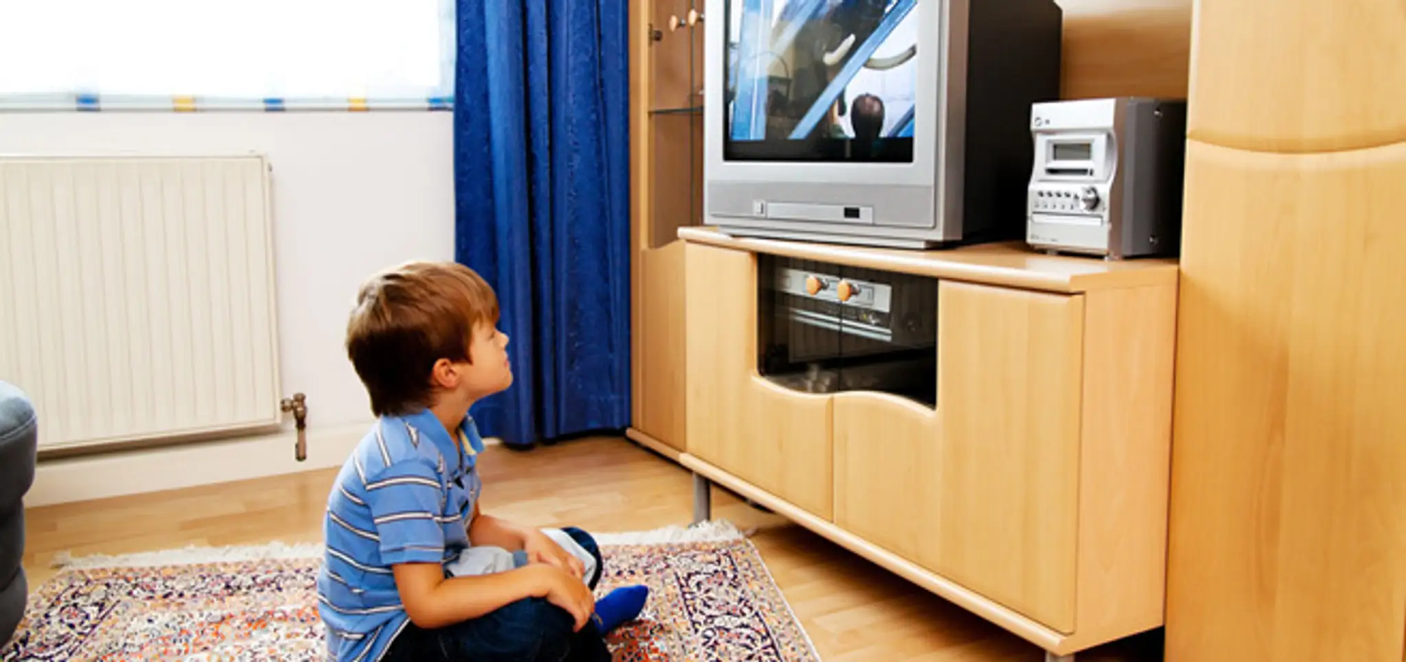 Dieťa pozerá televízor - 1