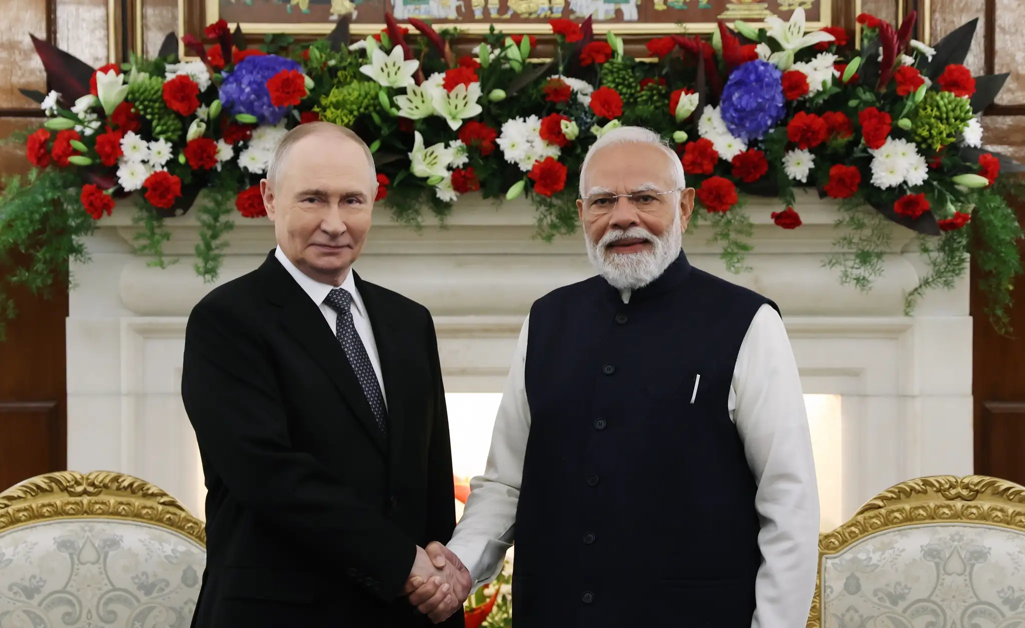 Ruský prezident Vladimir Putin (vľavo) a indický premiér Narendra Modi pózujú na fotografii počas rokovaní v Hyderabad House v Naí Dillí.