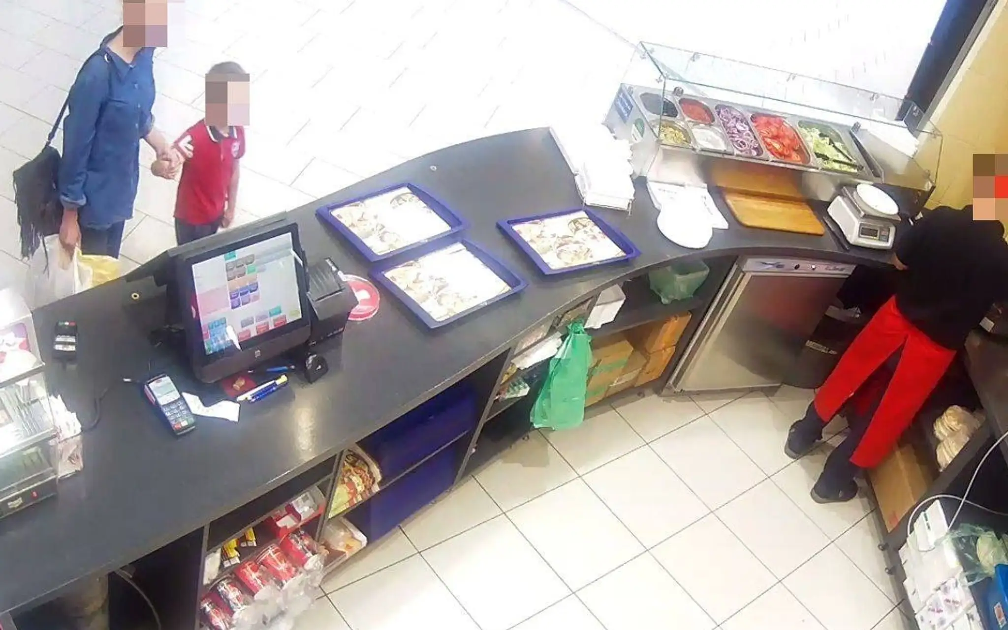 Neznáma osoba vzala chlapca a odišli na MHD.