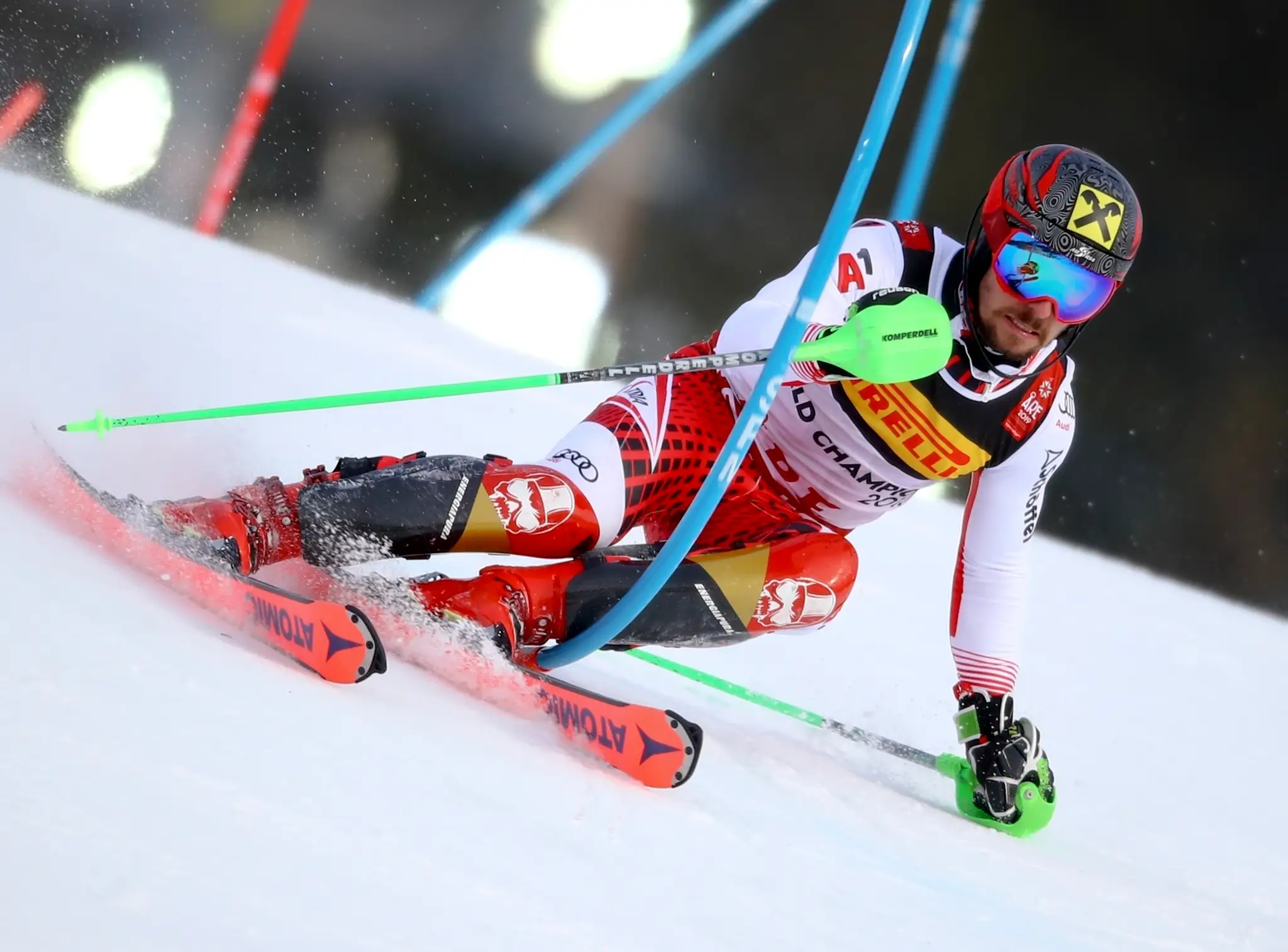 Alpský lyžiar Marcel Hirscher oslavuje triumf v slalome na MS v Are.
