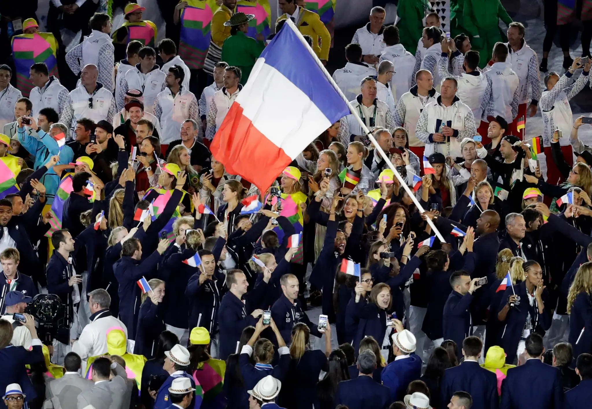 Džudista Teddy Riner s vlajkou Francúzska počas otváracieho ceremoniálu OH v Riu.