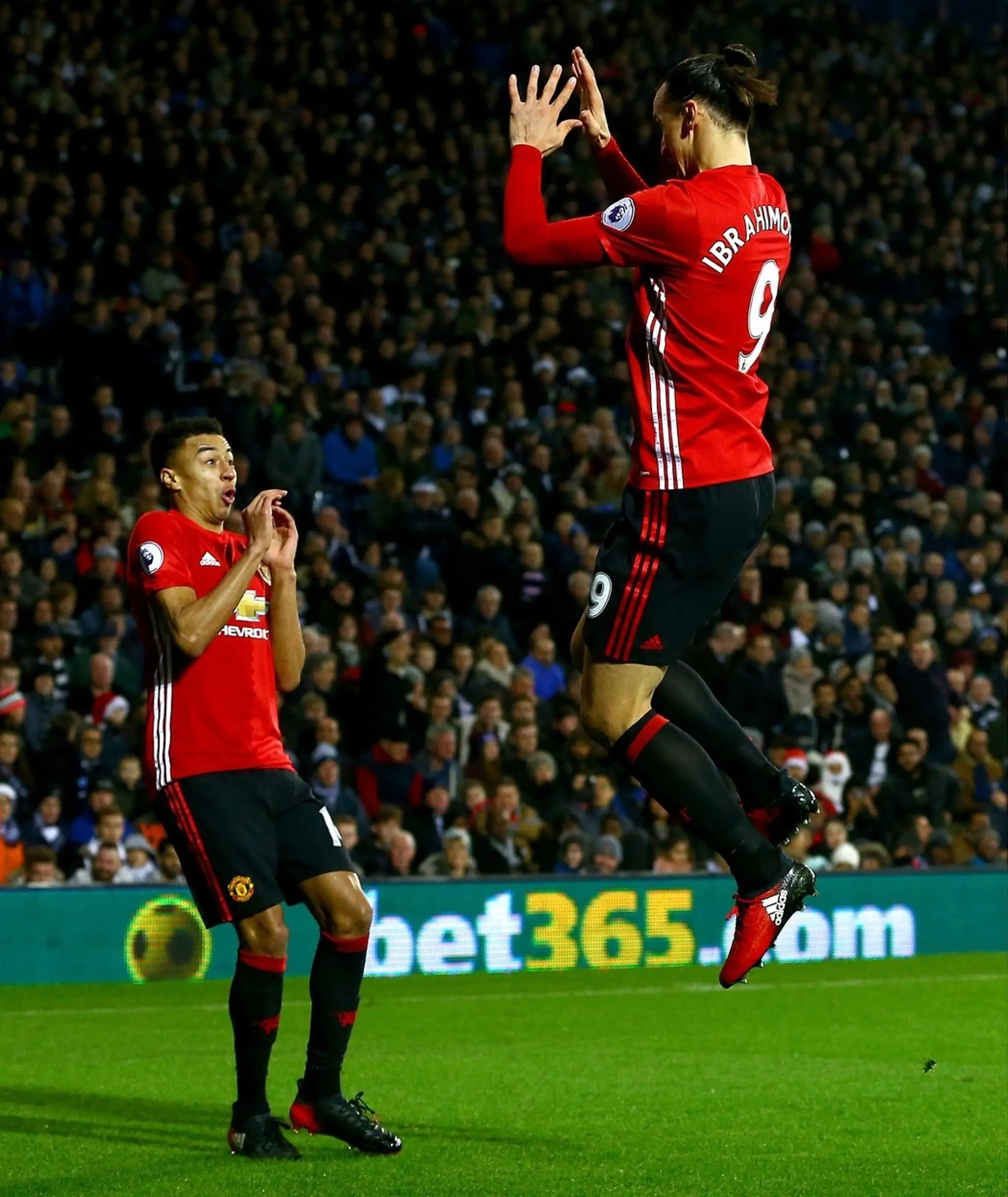 Jesse Lingard a Zlatan Ibrahimovič oslavujú gól.