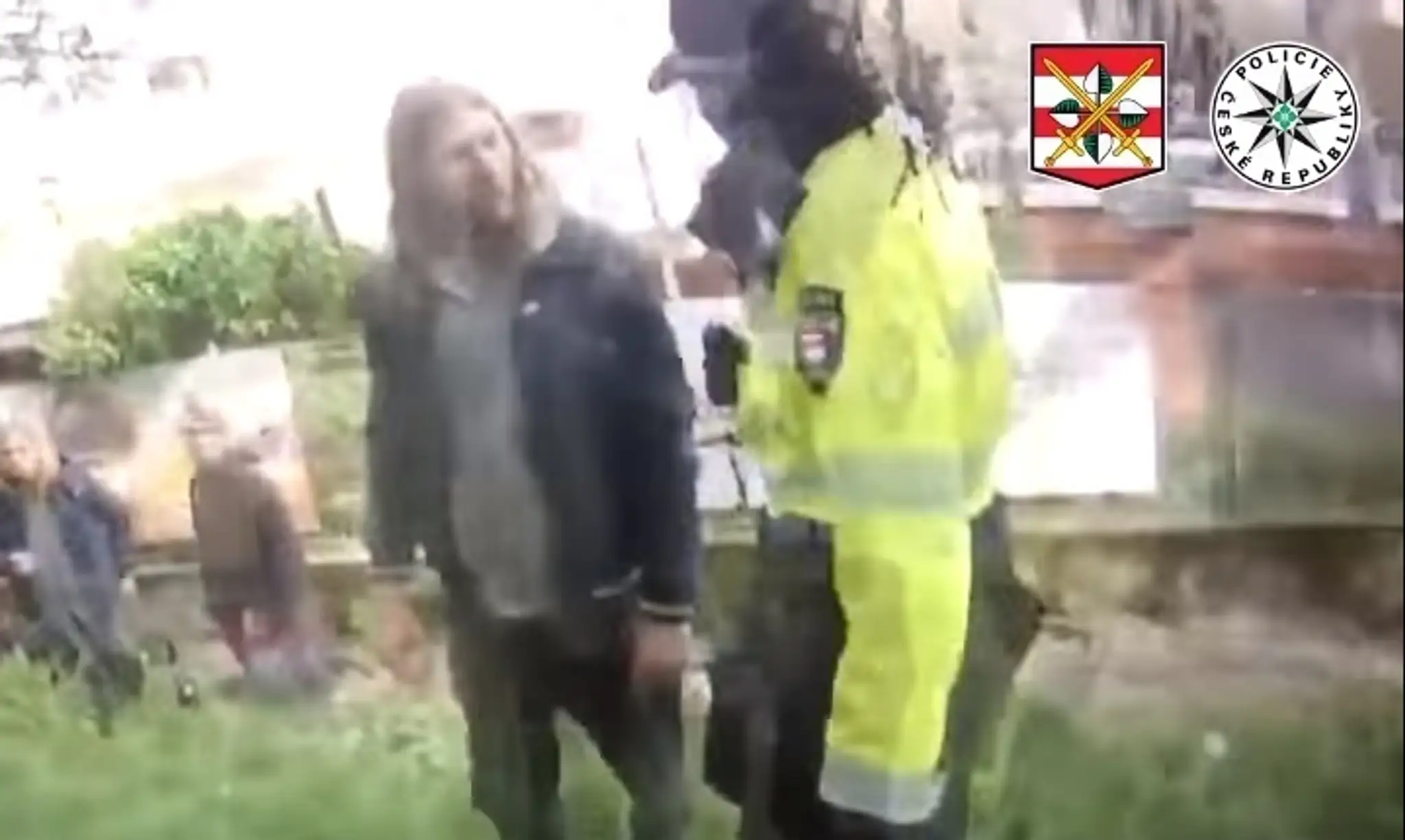 Mestská policajtka konfrontuje muža, ktorý močil na verejnosti.