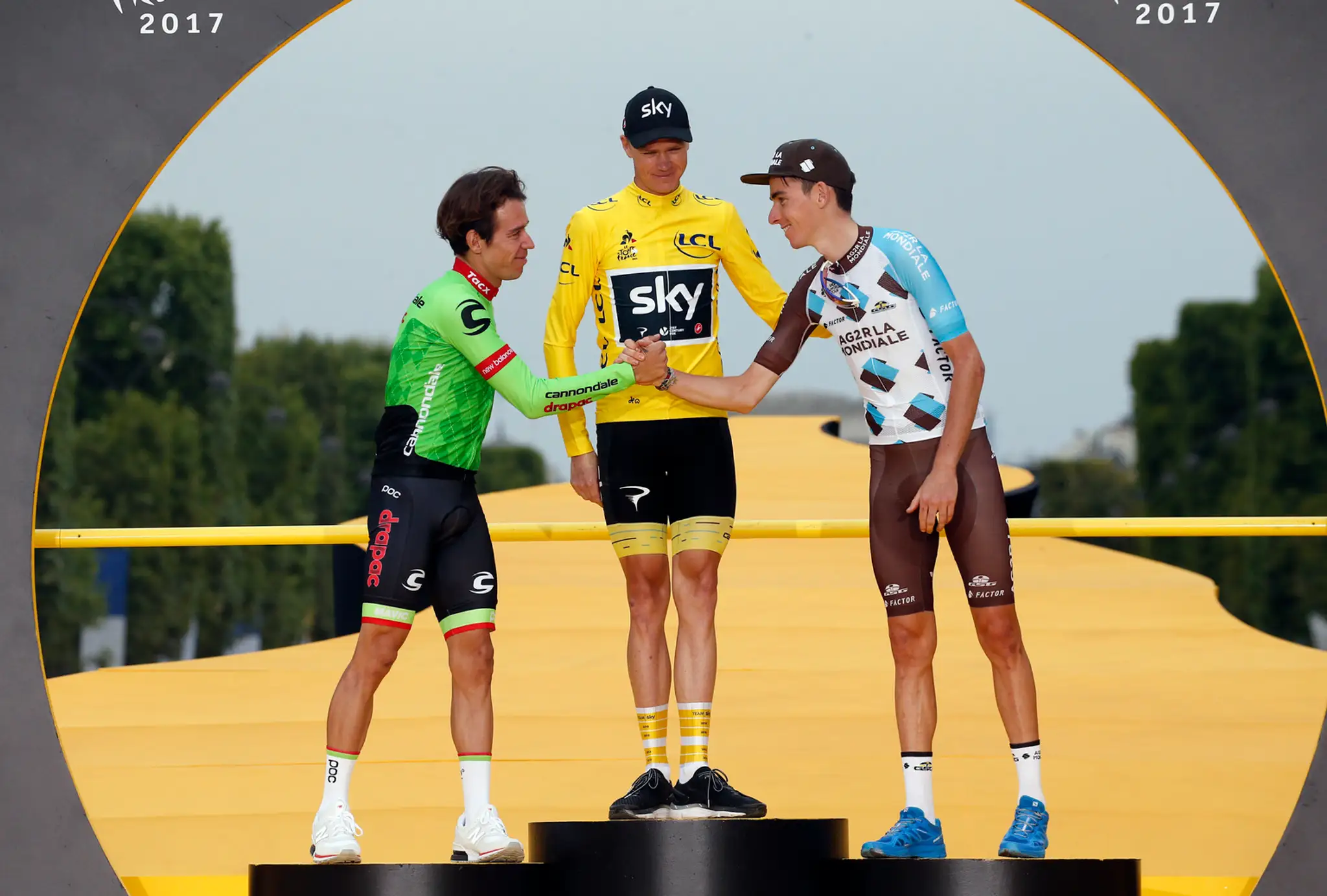 Traja najlepší jazdci TdF 2017 - 1. miesto Chris Froome, 2. miesto Rigoberto Uran (vľavo), 3. miesto Romain Bardet (vpravo).