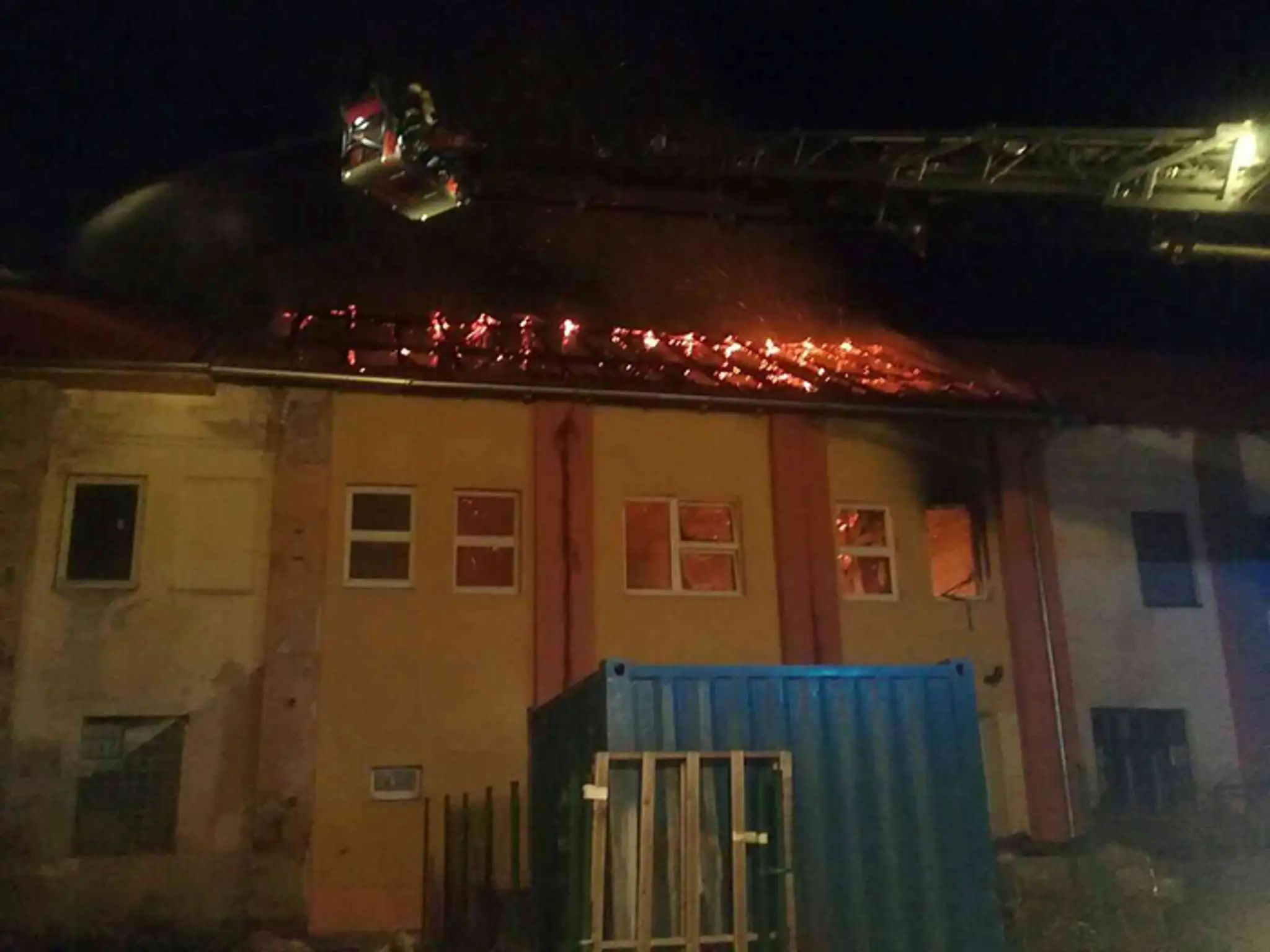 Zhorená strecha na budove v Nových Zámkoch.