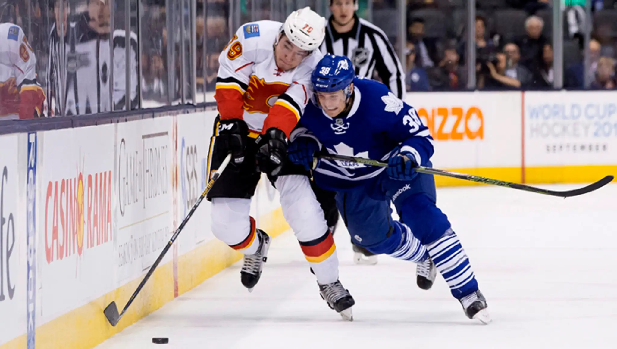 Hokejisti posledného tímu zámorskej NHL Toronto Maple Leafs zvíťazili v noci na utorok na domácom ľade nad Calgary Flames 5:2.