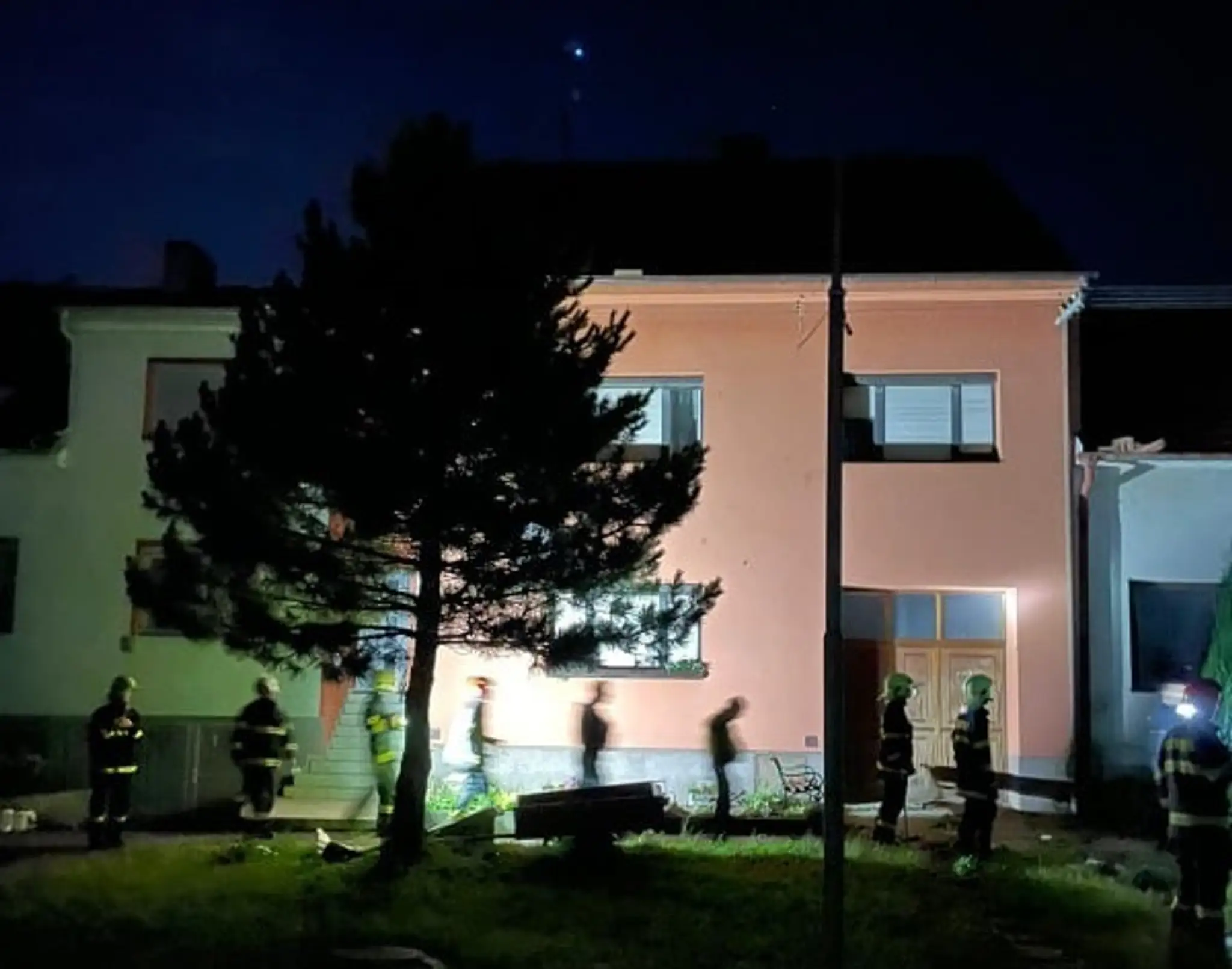 Hasiči kontrolujú domy v Moravskej Novej Vsi
