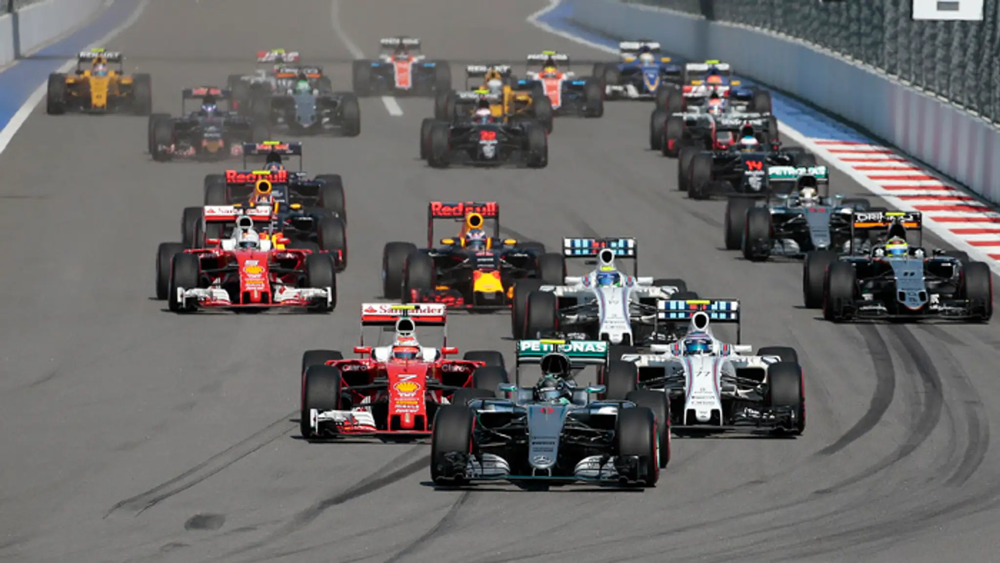 Nemecký jazdec F1 na Mercedese Nico Rosberg vedie po štarte pretekov VC Ruska v Soči.