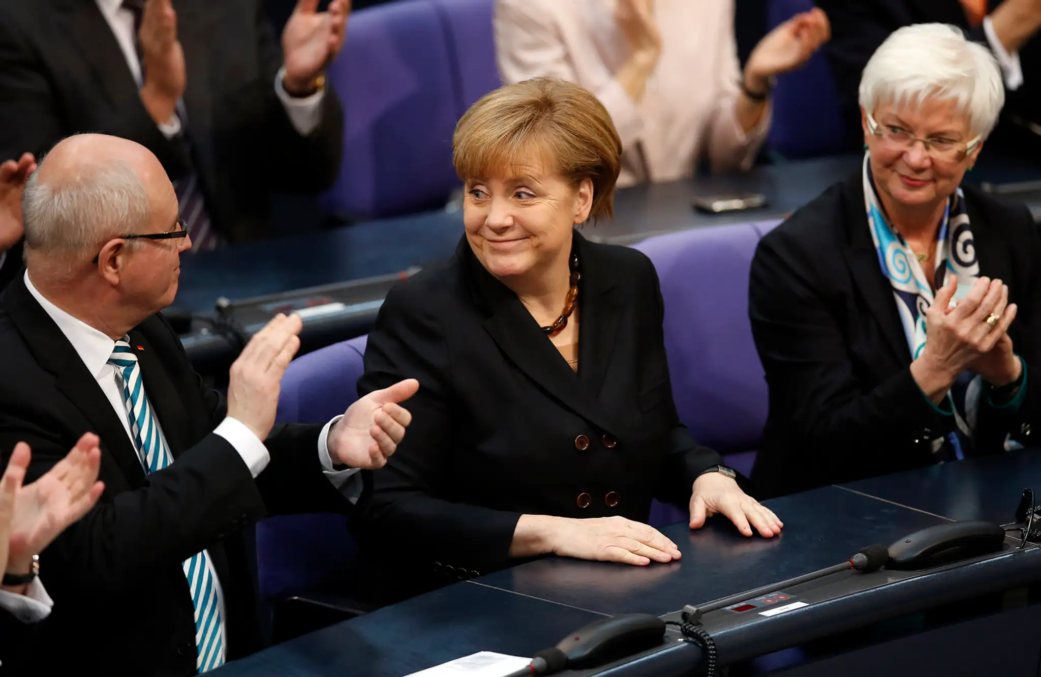 Merkelovú zvolili poslanci tretíkrát za kancelárku