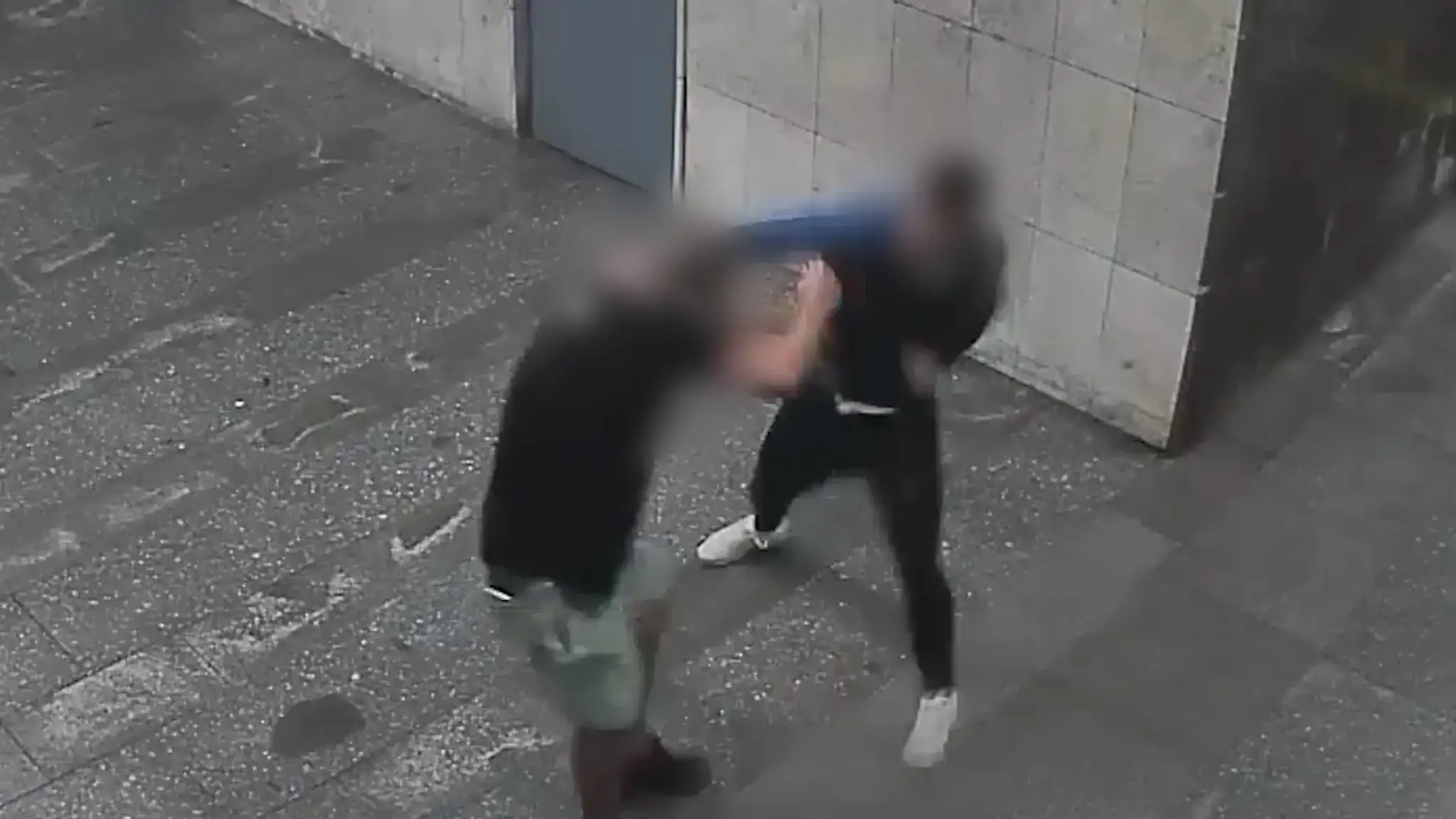 Boxer bezdôvodne zaútočil na náhodného muža. 