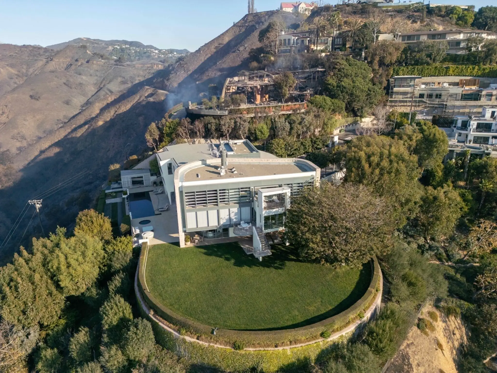 Ničivé požiare v Hollywoode sa zastavili pri dome Toma Hanksa