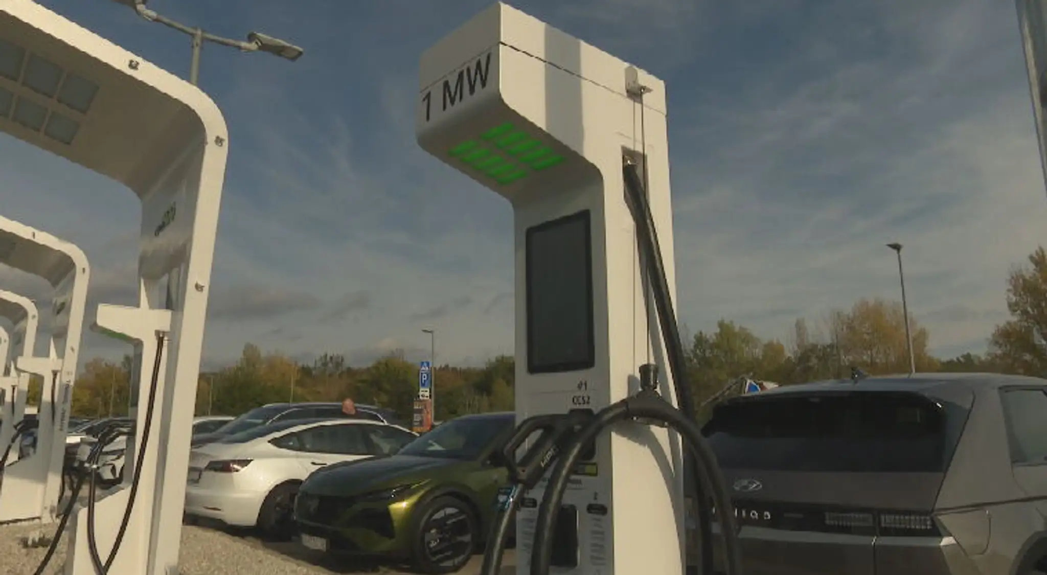 Na snímke rýchla nabíjačka na elektromobily.