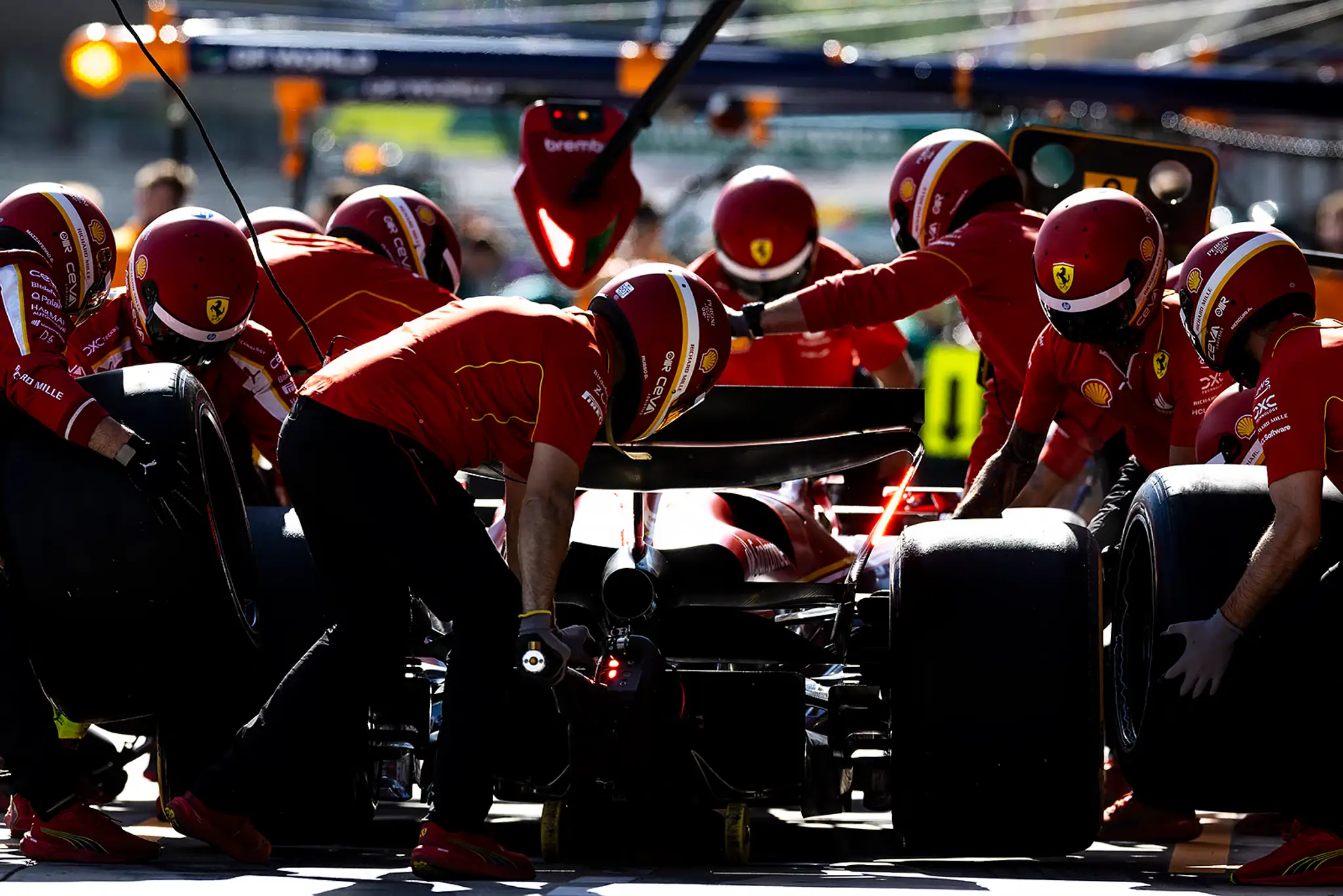 Tím Ferrari pracuje na príprave monopostu.