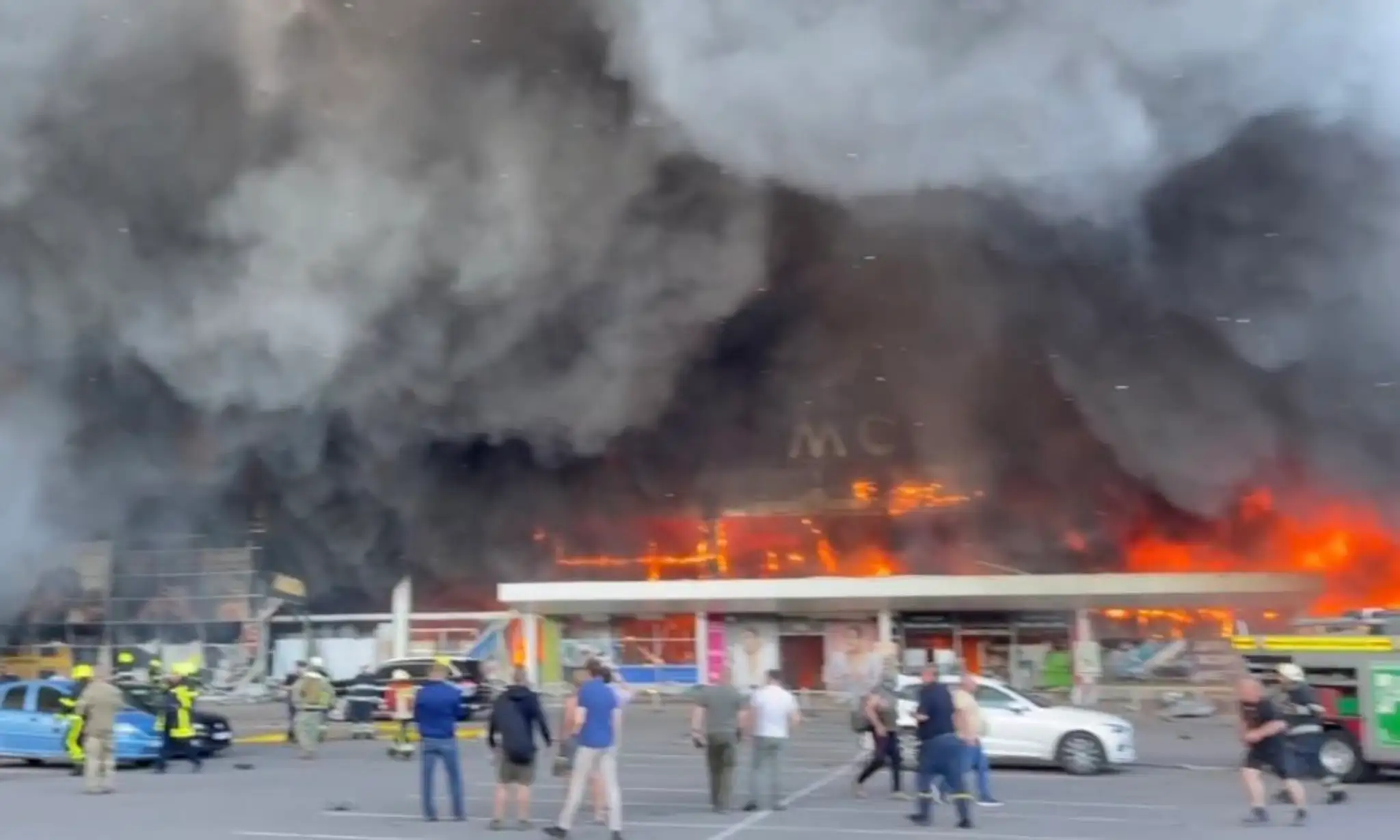 Požiar po raketovom útoku na obchodné centrum v meste Kremenčuk.