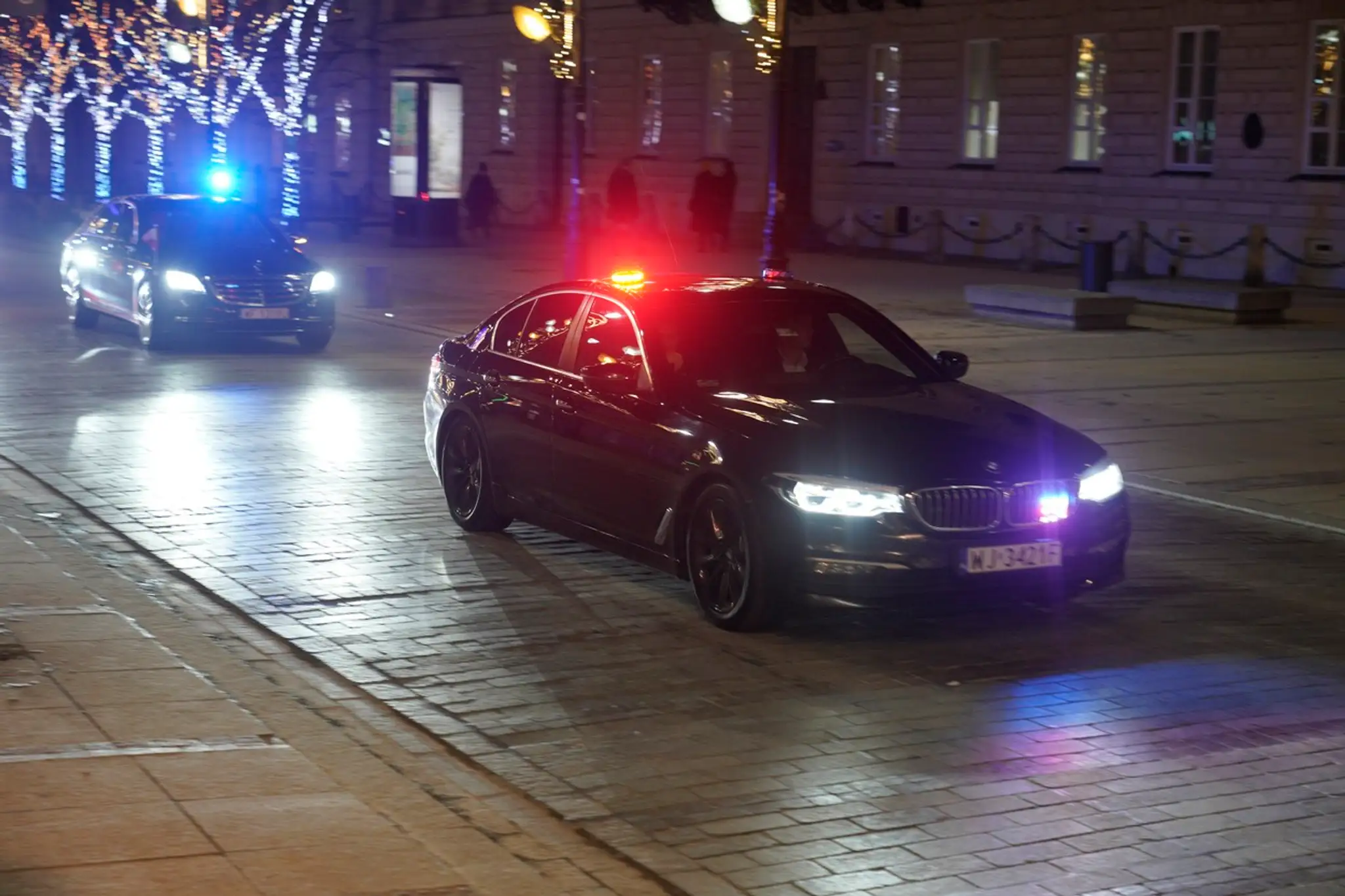 Kolóna vozidiel opúšťa areál prezidentského paláca.