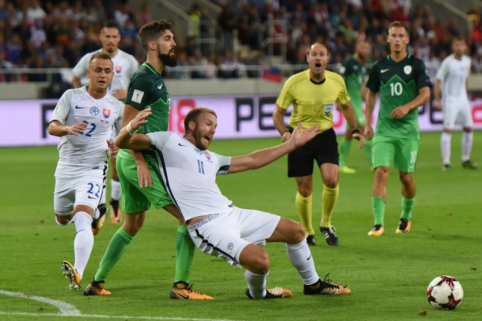 Na snímke zľava Stanislav Lobotka, Slovinec Miha Mevlja a Adam Nemec v zápase kvalifikácie MS.