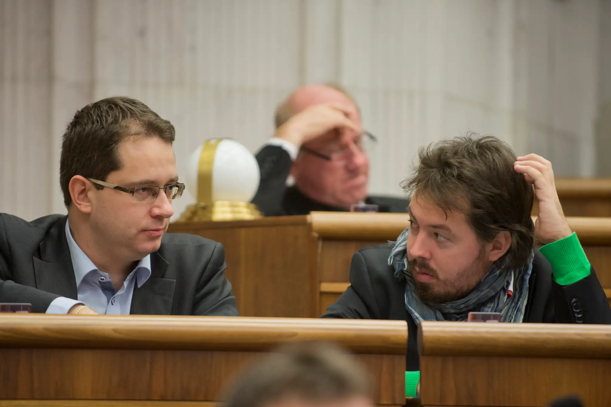 Na snímke poslanci vpravo Otto Brixi (SMER-SD) a Anton Martvoň (SMER-SD)