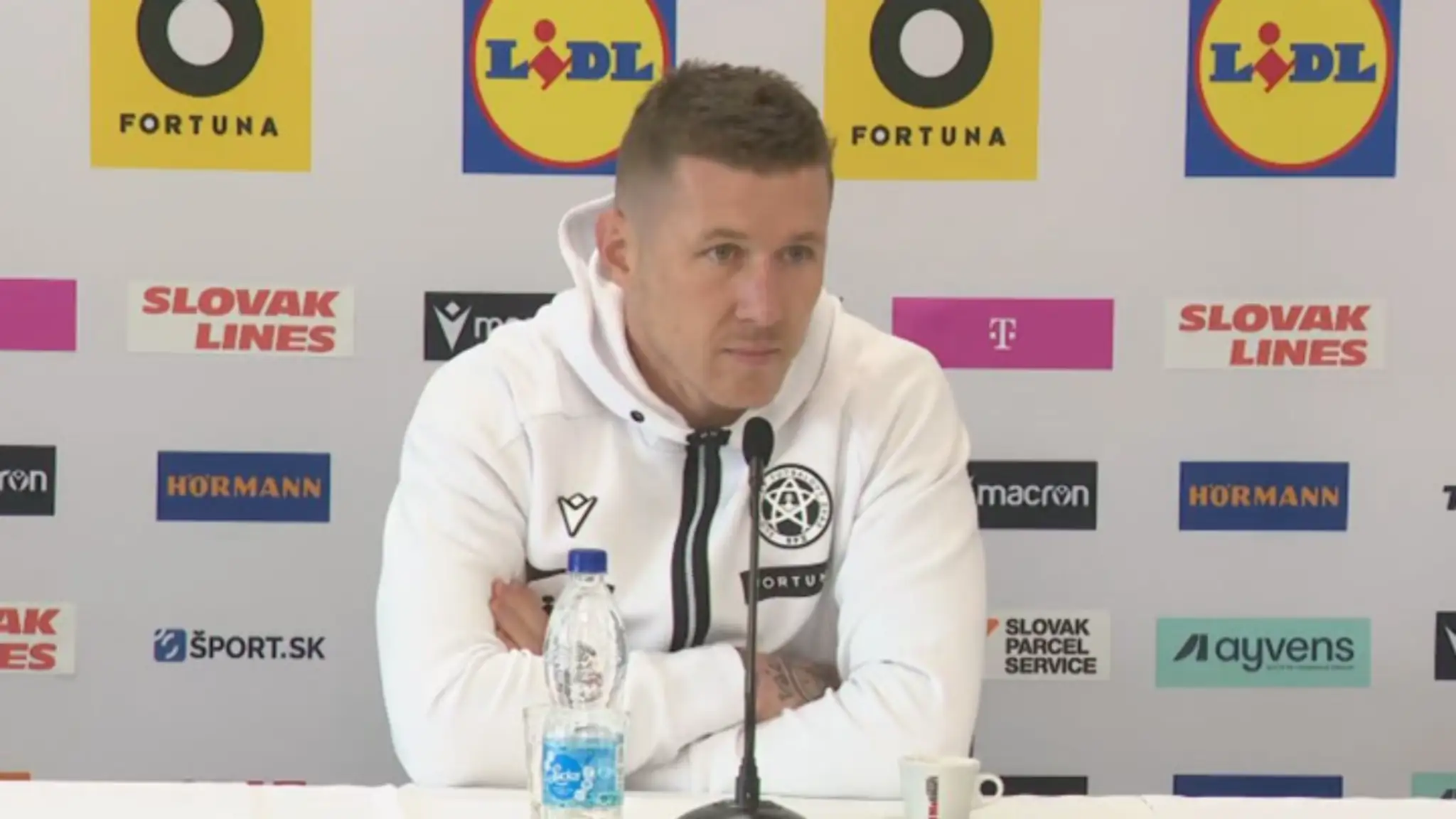 Juraj Kucka na tlačovej konferencii.