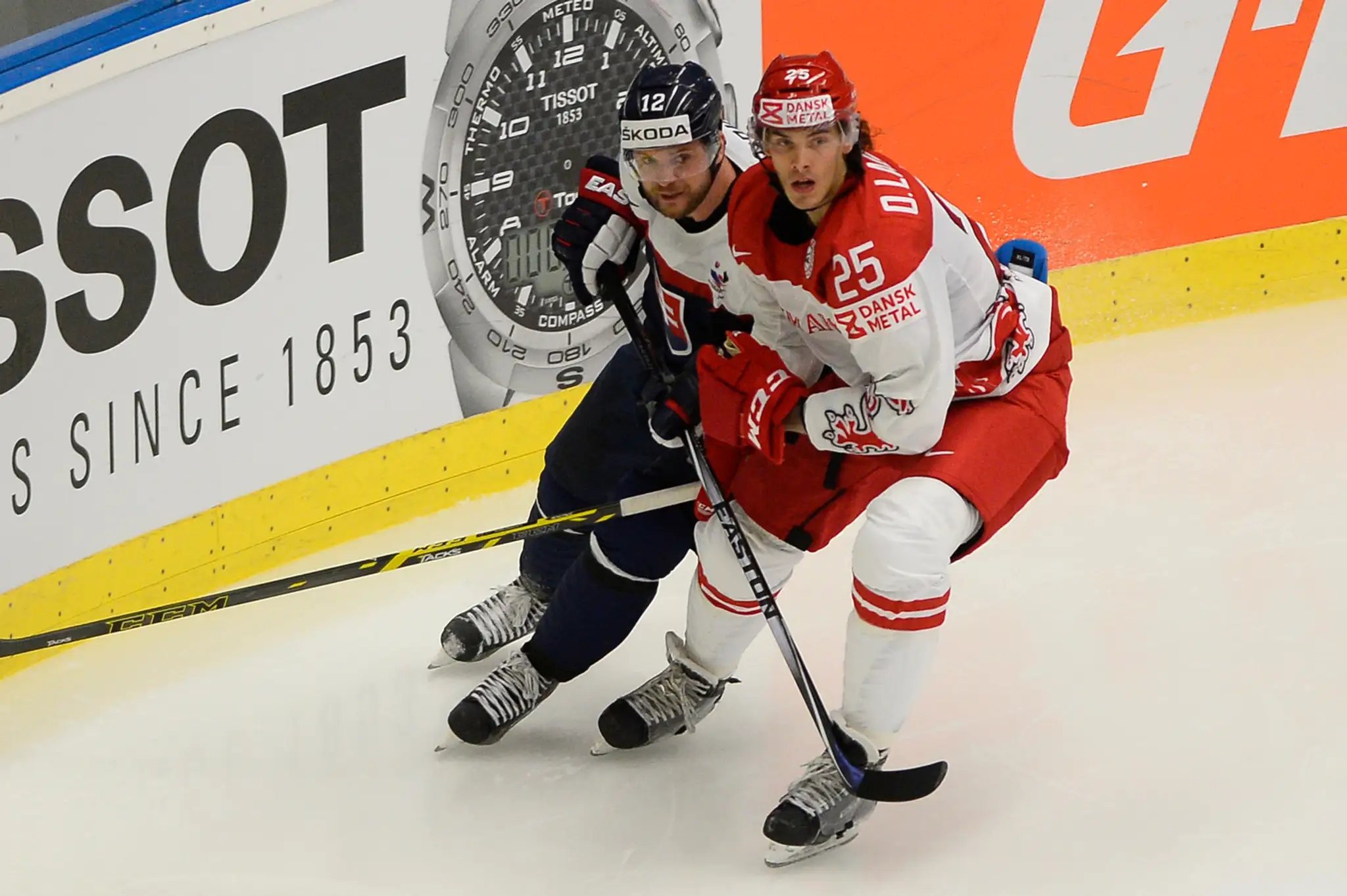 Marián Gáborík v súboji s dánskym obrancom Oliverom Lauridsenom.