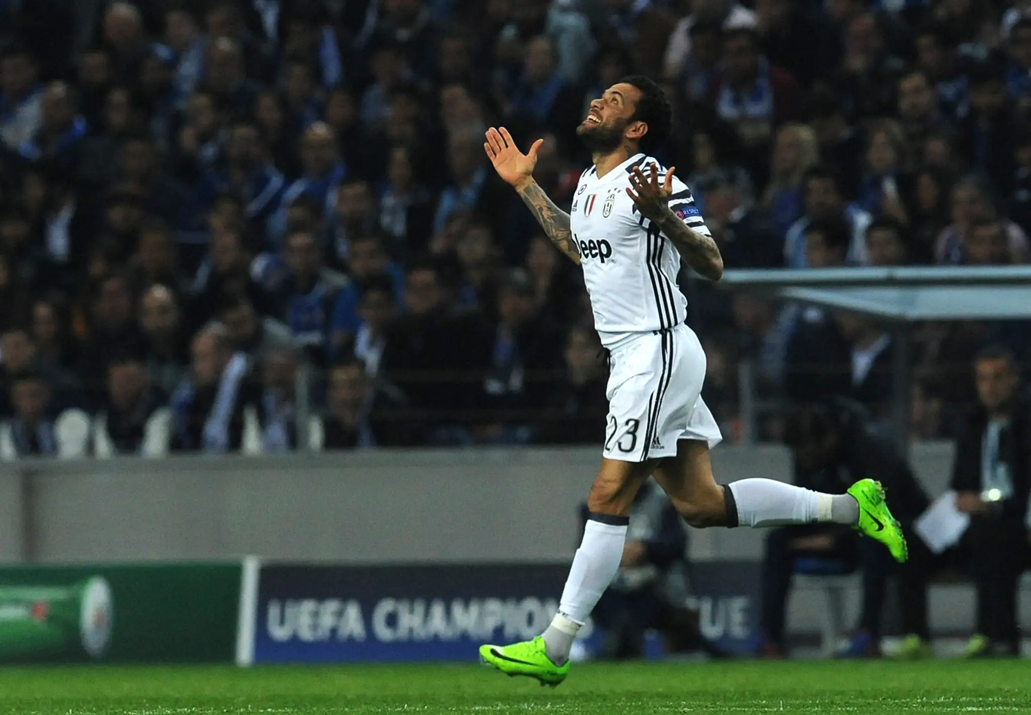 Dani Alves z Juventusu oslavuje svoj gól v osemfinále LM proti Portu.