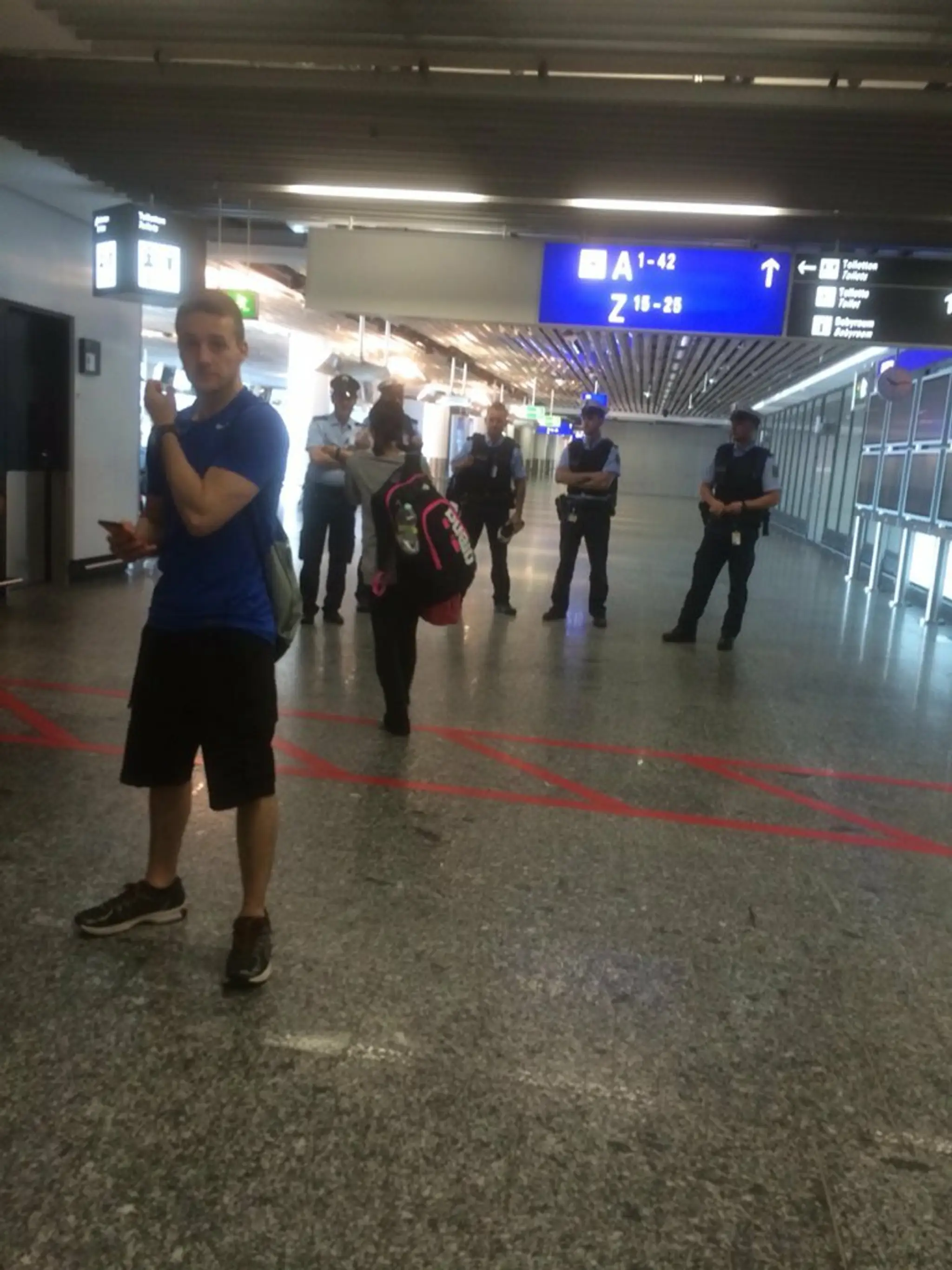 Polícia uzatvára terminál.jpg