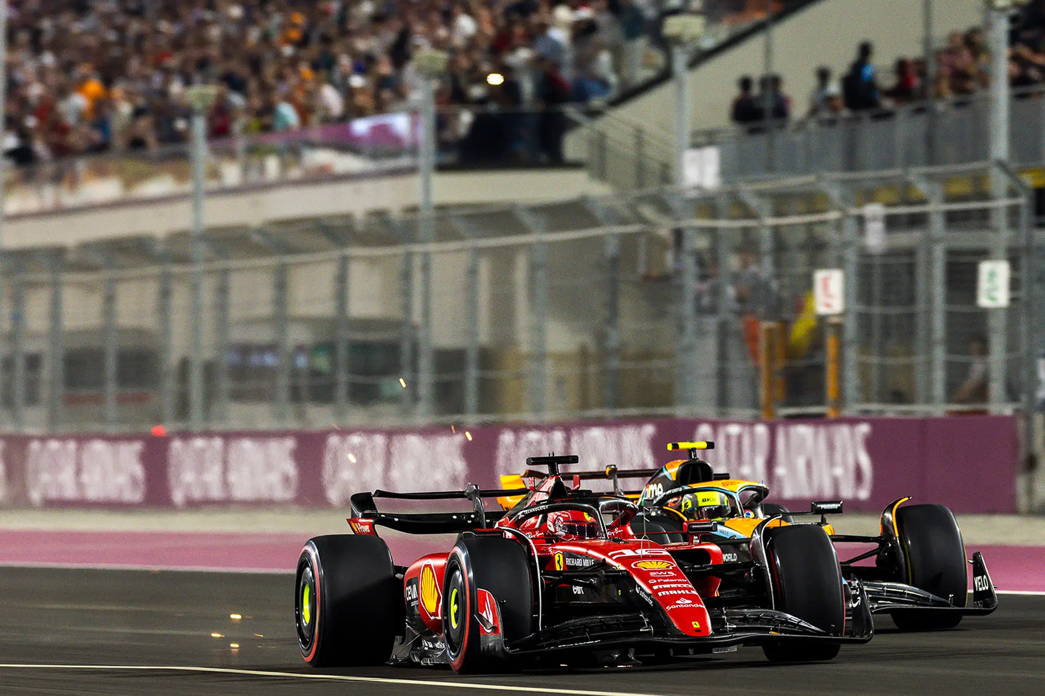 Španielsky pilot Charles Leclerc na Ferrari.