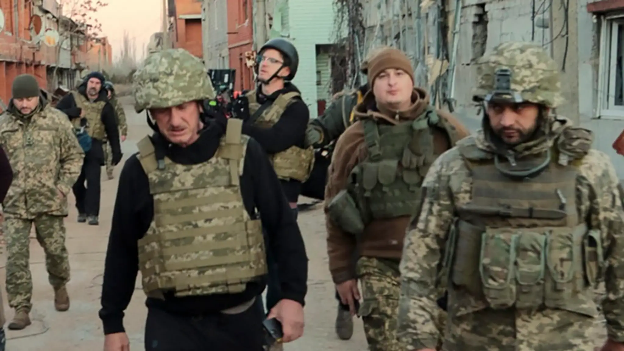 Hollywoodsky herec a producent Sean Penn (vľavo) sa stretol s príslušníkmi ukrajinských ozbrojených síl.