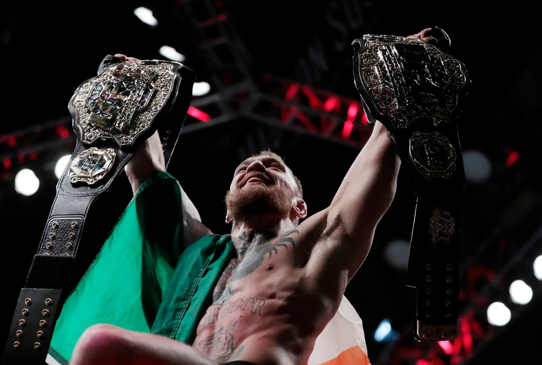 Conor McGregor sa stal prvým bojovníkom v histórii série MMA Ultimate Fighting Championship (UFC), ktorý naraz drží opasky v dvo