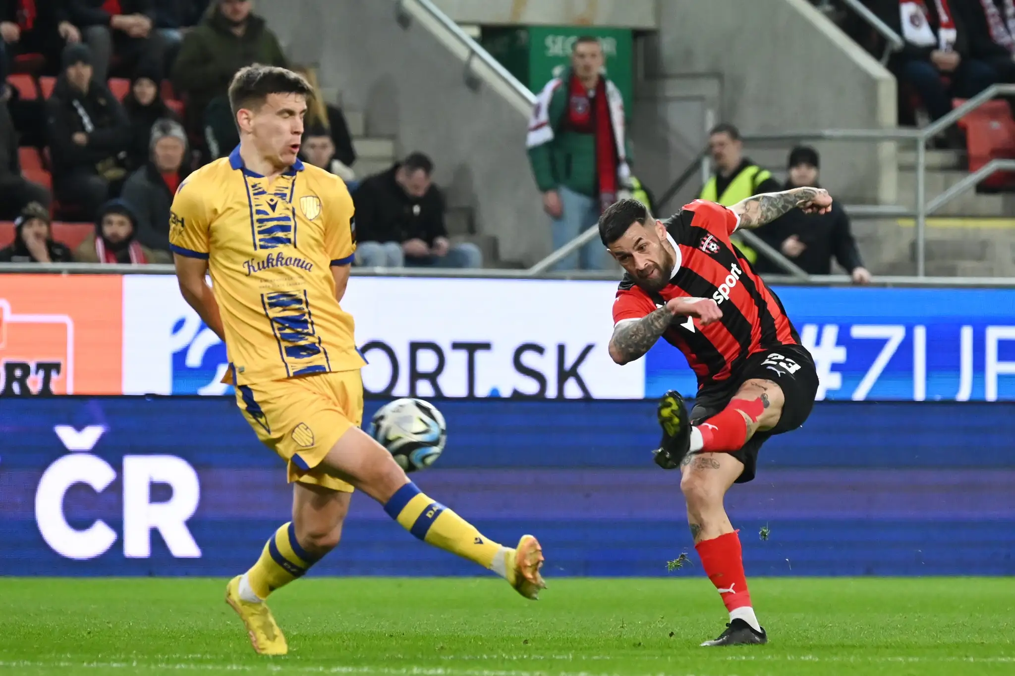 Vpravo hráč Spartaka Erik Daniel a hráč DAC Milán Vitális v 20. kole Niké ligy.