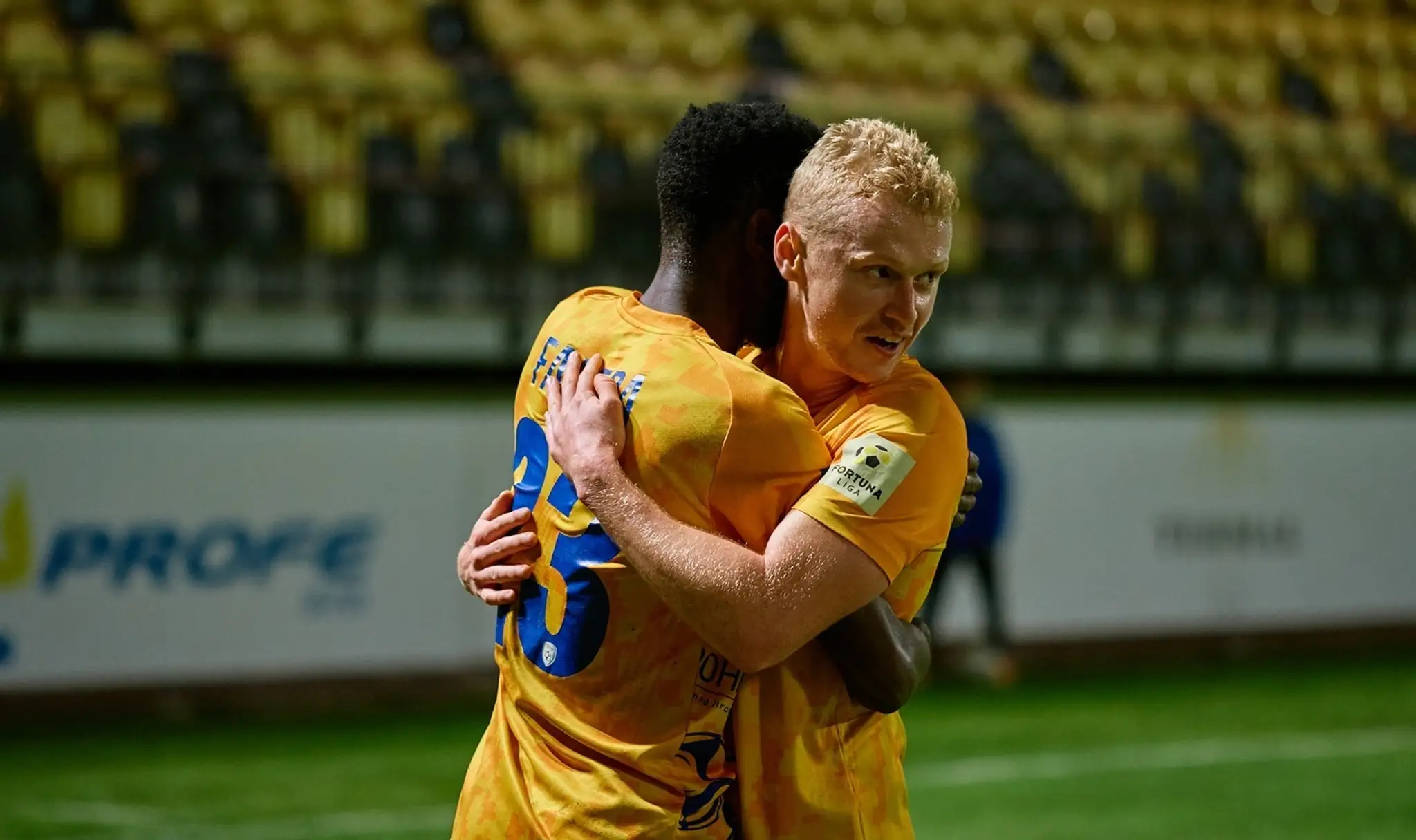 Futbalisti Pohronia Alieu Fadera (vľavo) a James Weir sa tešia po góle do siete FC ViOn Z. Moravce-Vráble.