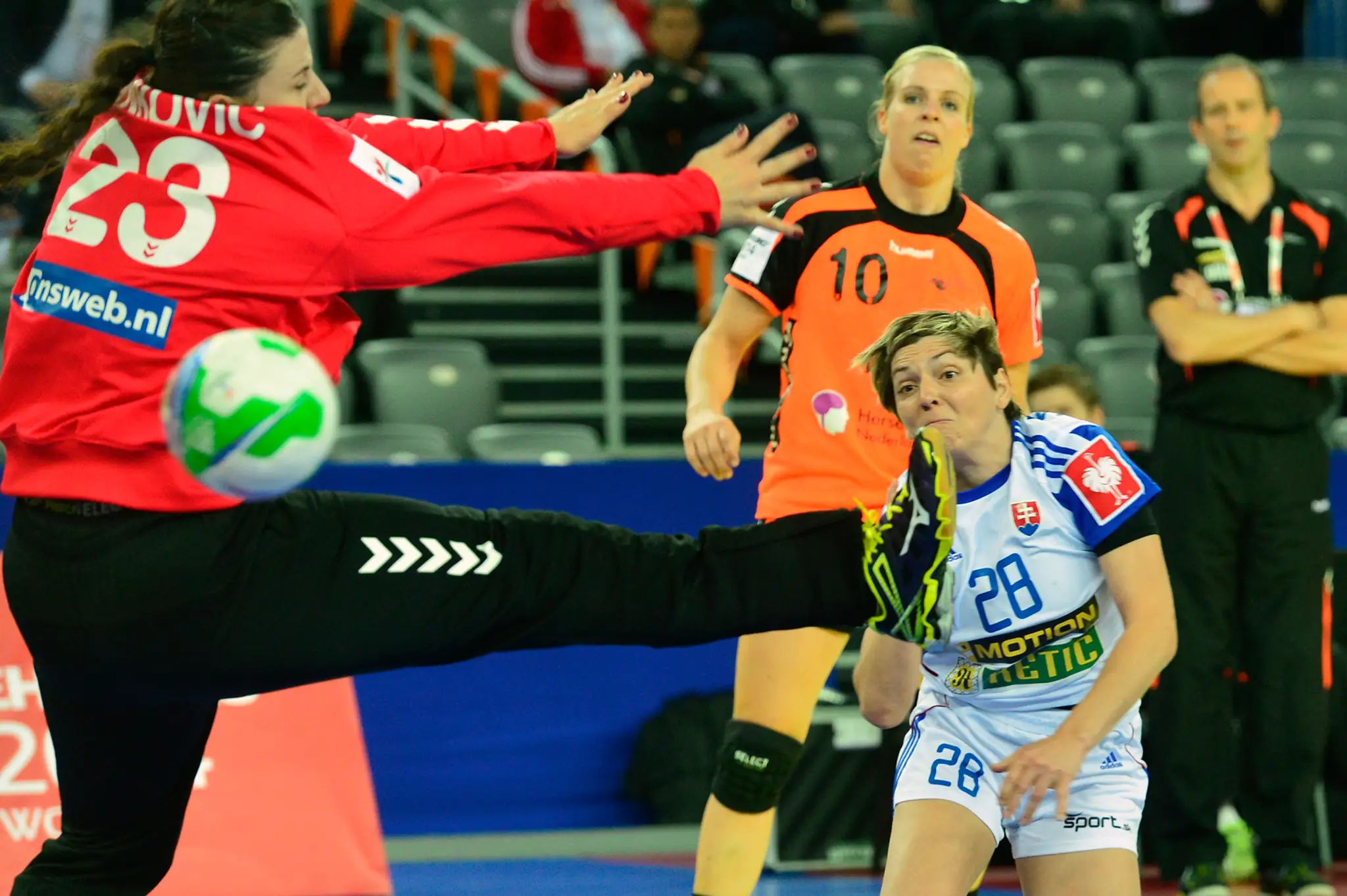 Lýdia Jakubisová strieľa cez brankárku Holandska Jasmine Jankovičovú.