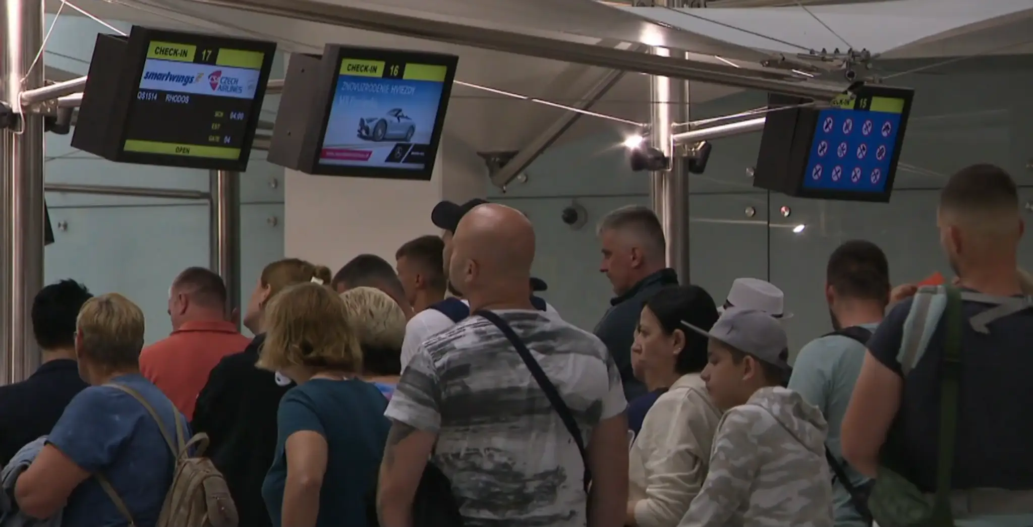 Dovolenkári čakajúci na bratislavskom letisku.
