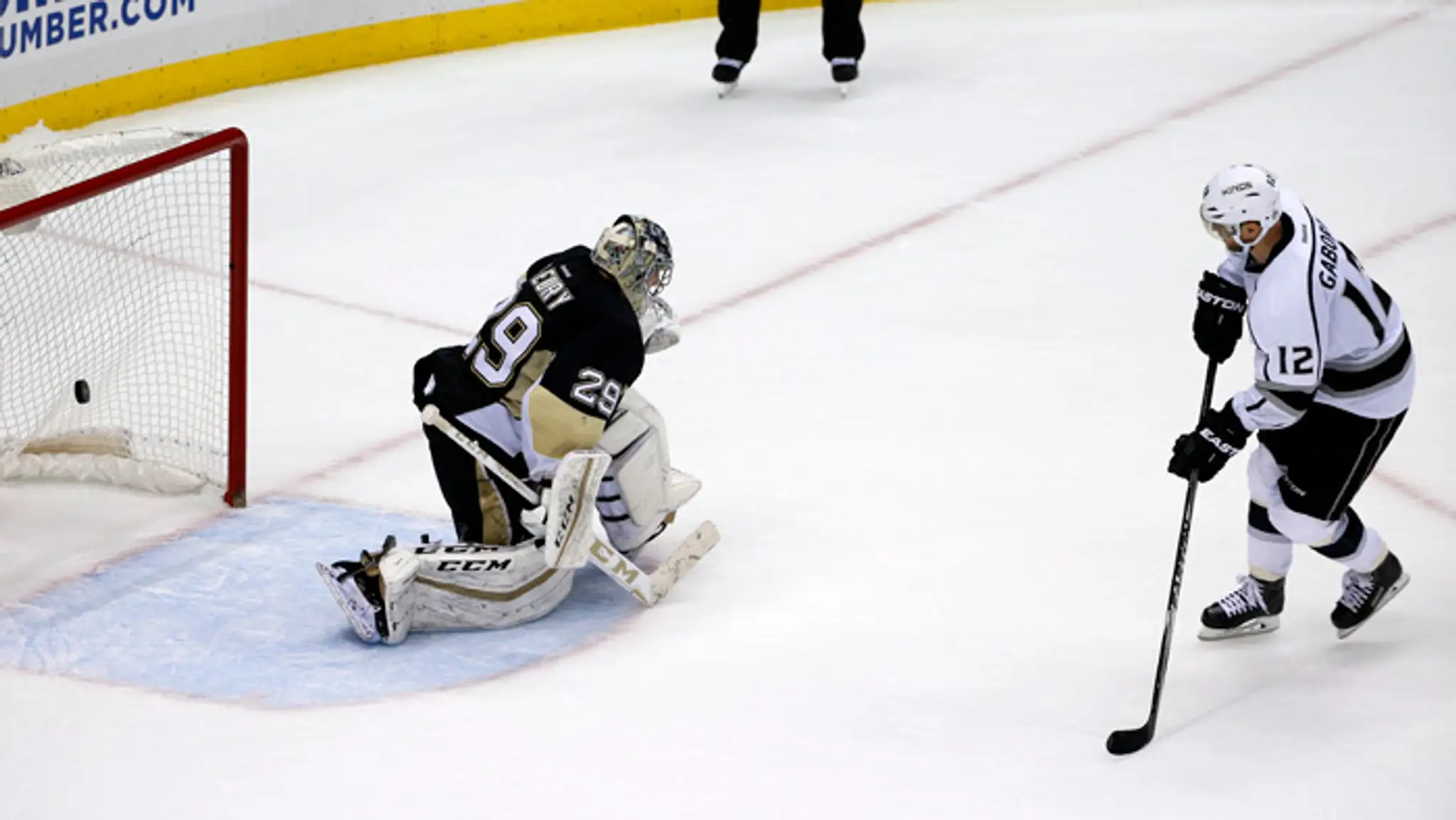 Marián Gáborík (LA Kings) prekonáva brankára Marc-Andre Fleuryho (Pittsburgh Penguins).