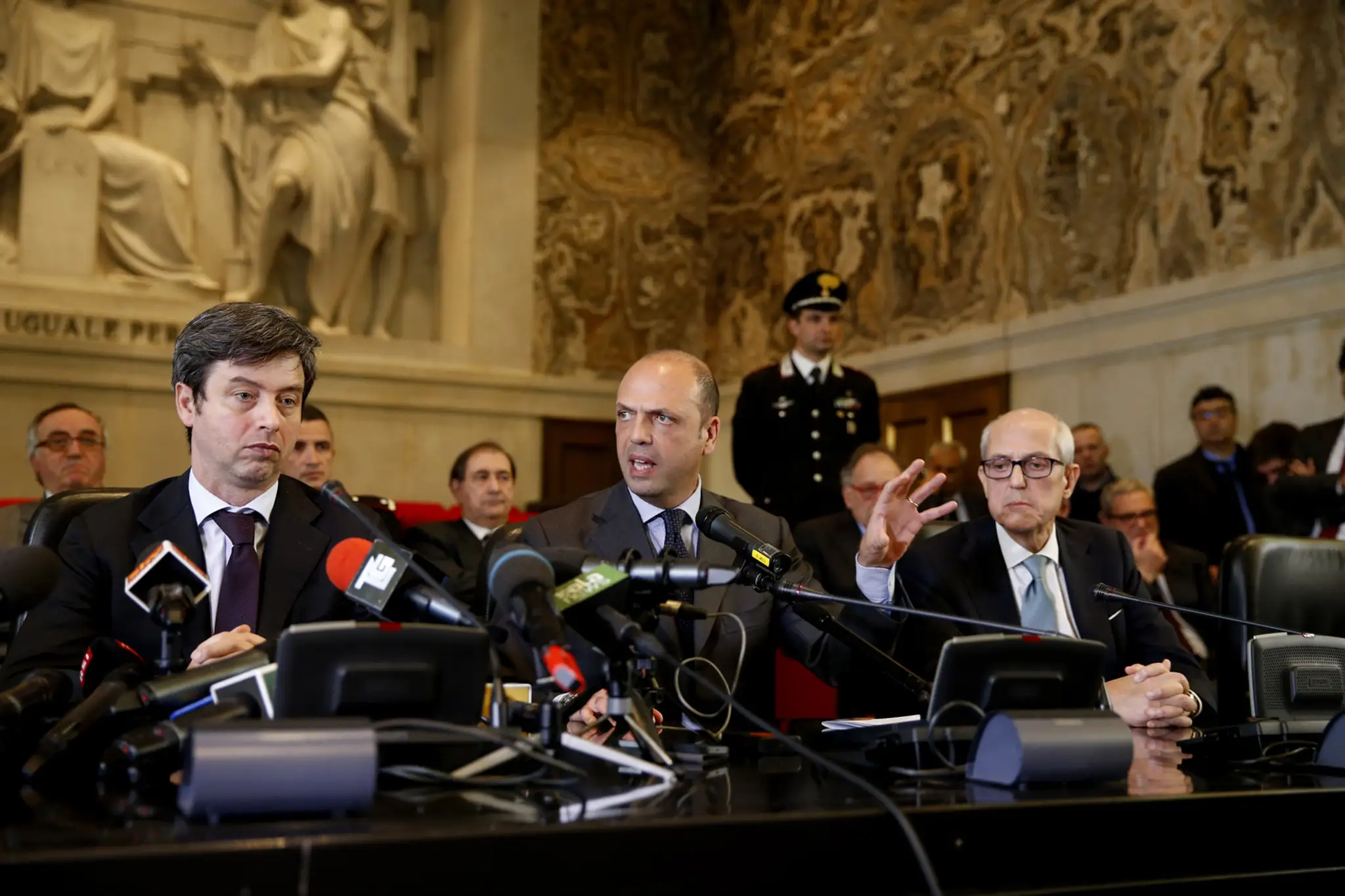 Taliansky minister spravodlivosti Andrea Orlando (vľavo)