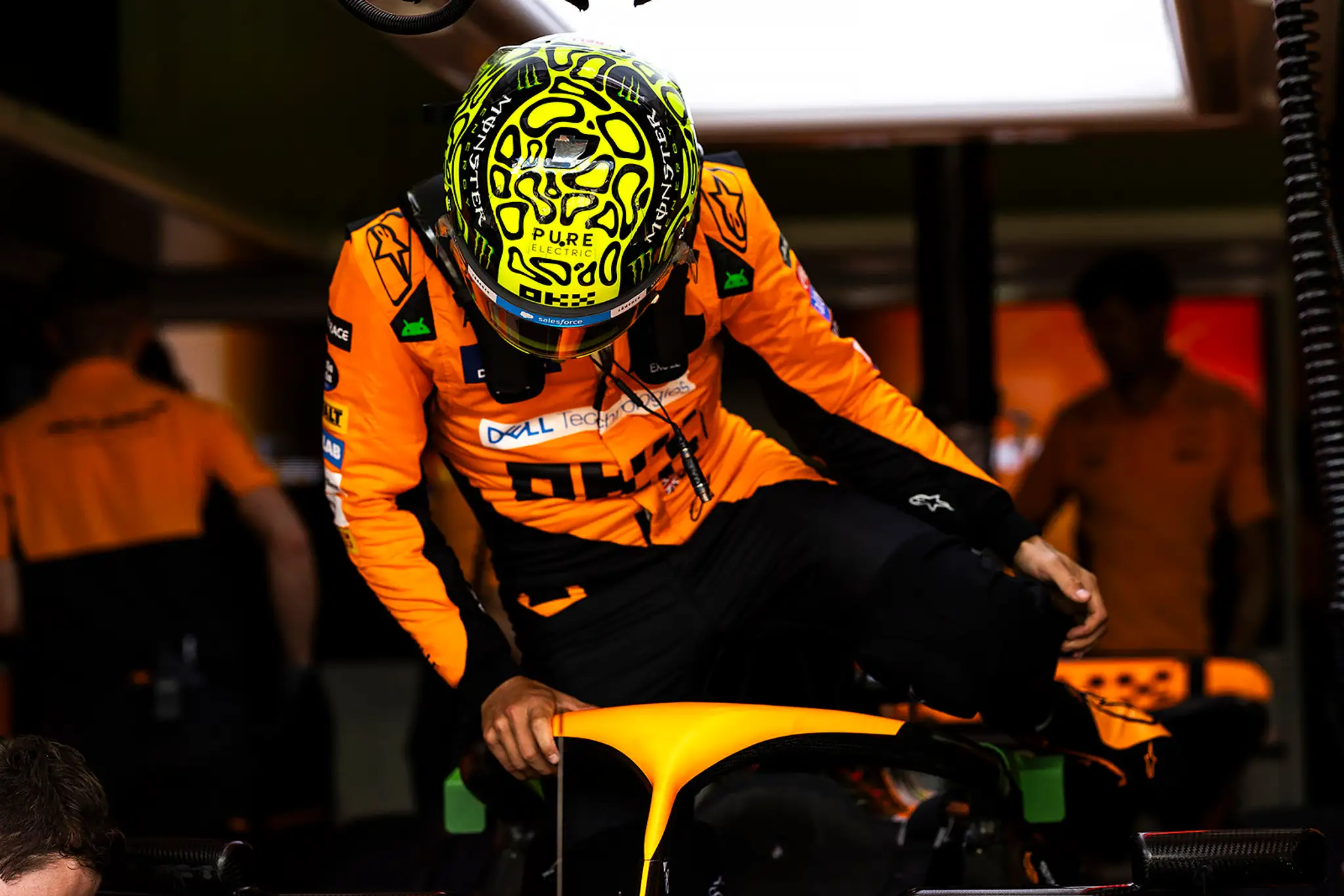Lando Norris nastupuje do svojho monopostu.