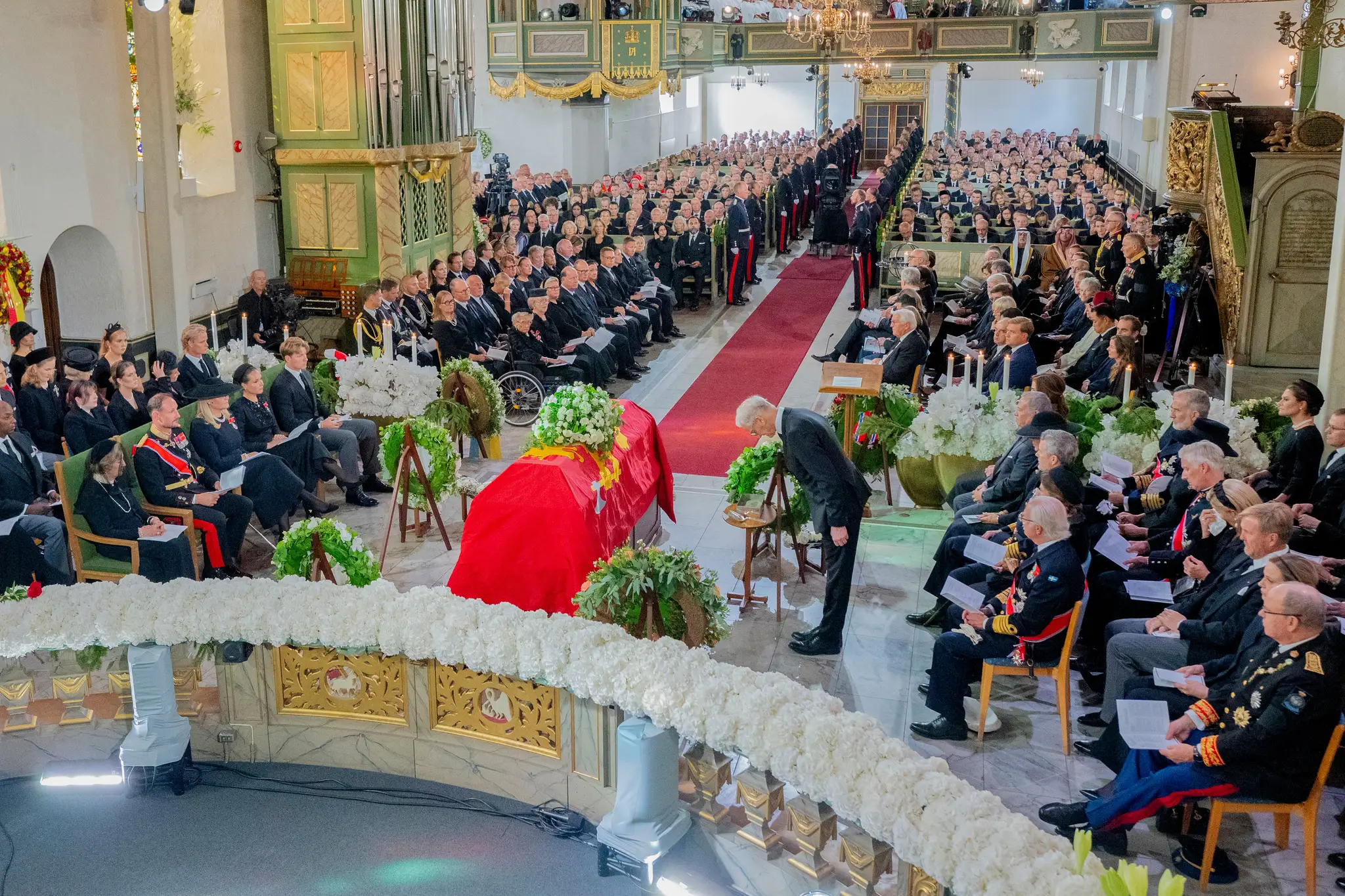 Pohľad na pohrebnú slávnosť kráľa Haralda V. v Osloskej katedrále.