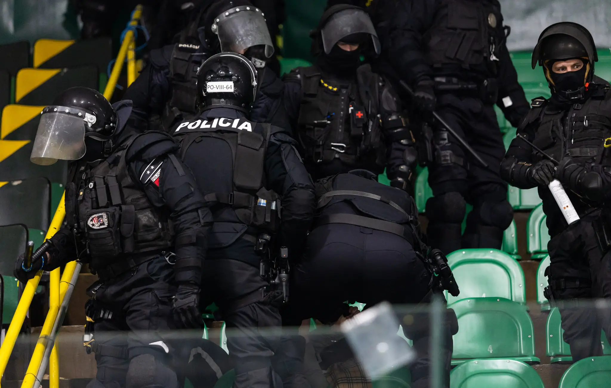 Na snímke zásah polície po zápase 45. kola hokejovej Tipos extraligy medzi DOXXbet Vlci Žilina - HK Nitra